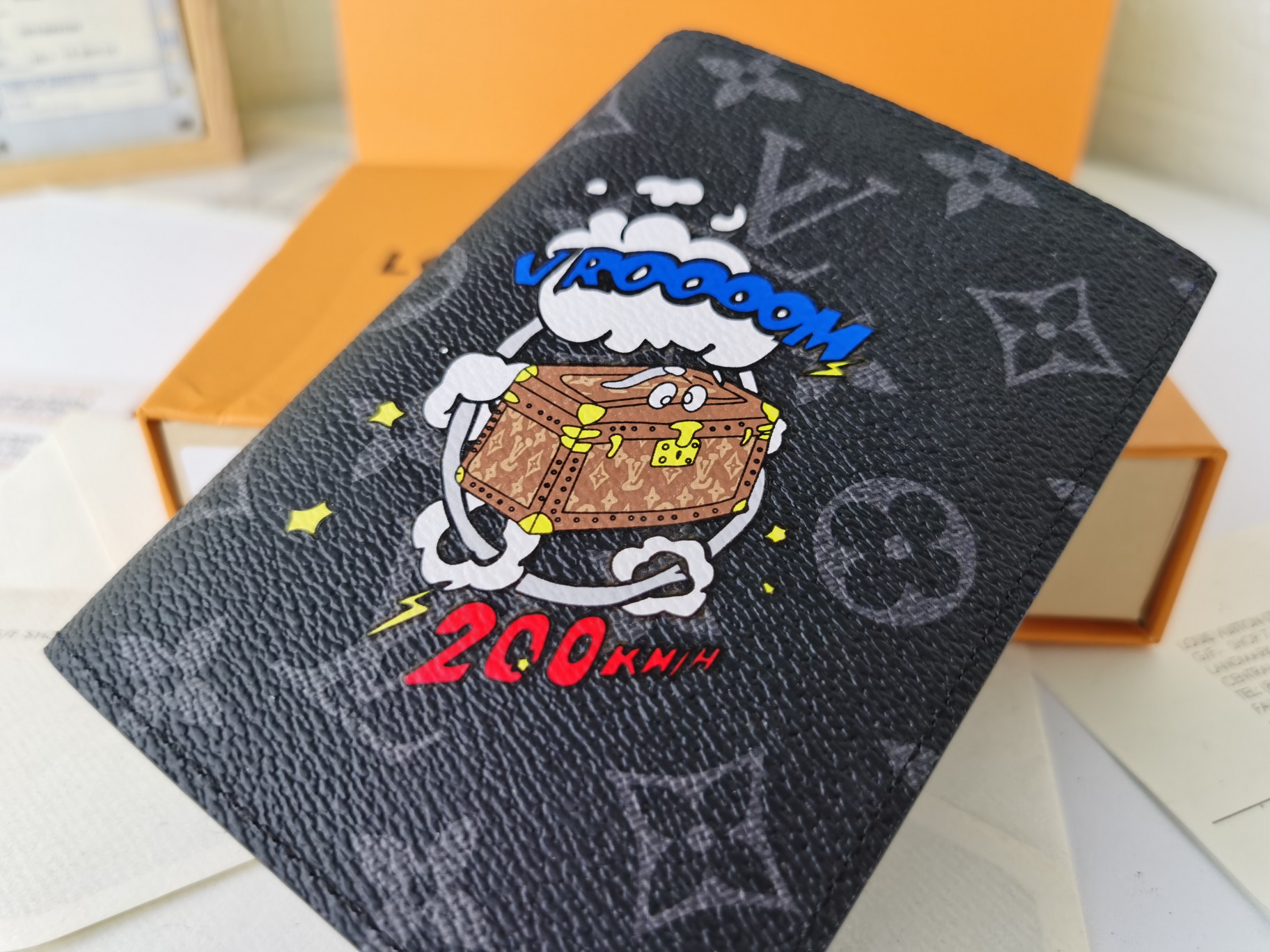 M64502パスポートケース｜ラグジュアリーな粒纹小牛皮内装