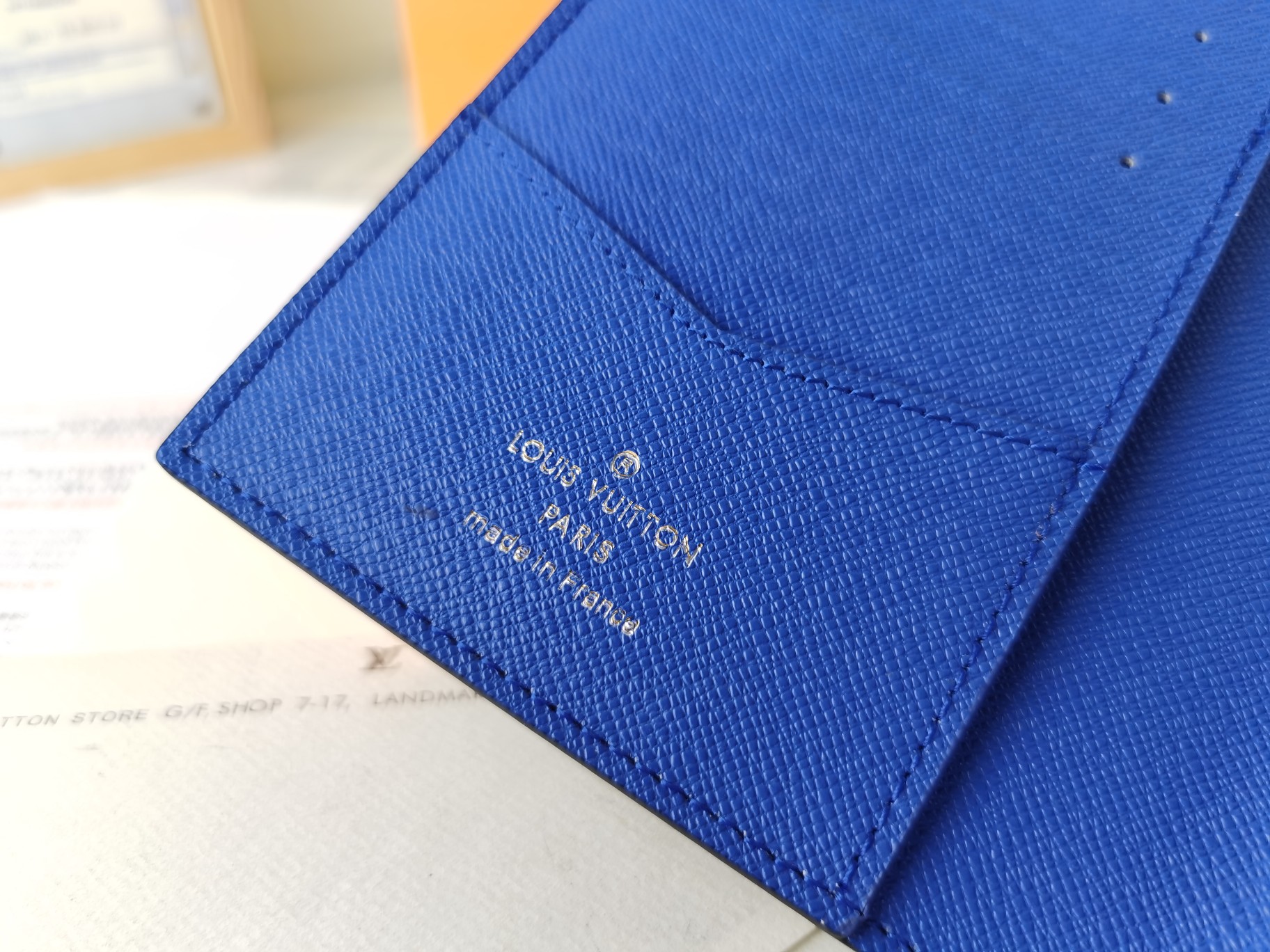 M64502パスポートケース｜ラグジュアリーな粒纹小牛皮内装