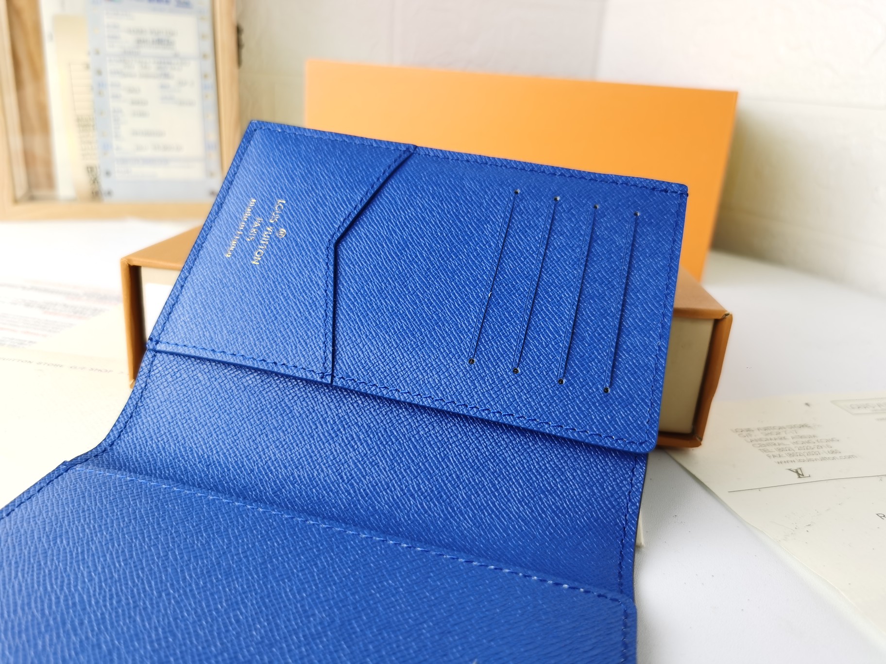 M64502パスポートケース - 贅沢な粒皮内装と多機能デザイン