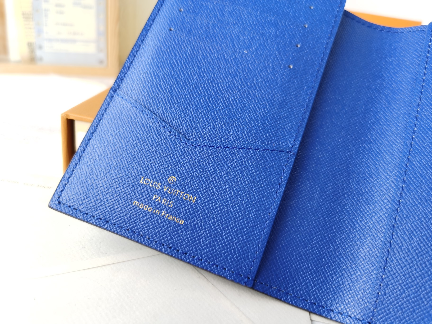 M64502パスポートケース - 贅沢な粒皮内装と多機能デザイン