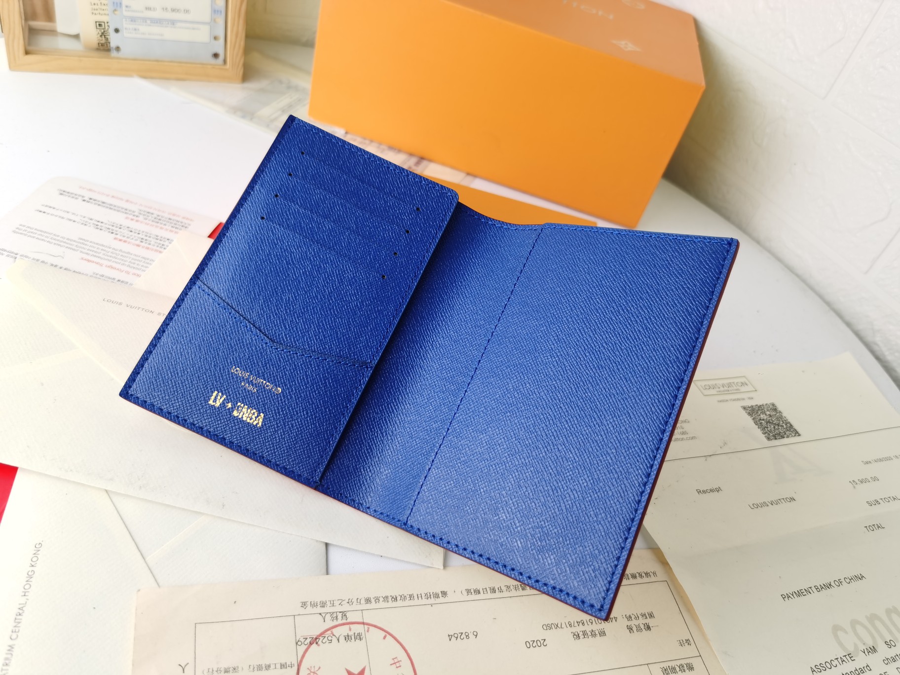 M64502 パスポートケース - 高級感あふれる粒纹小牛皮使用