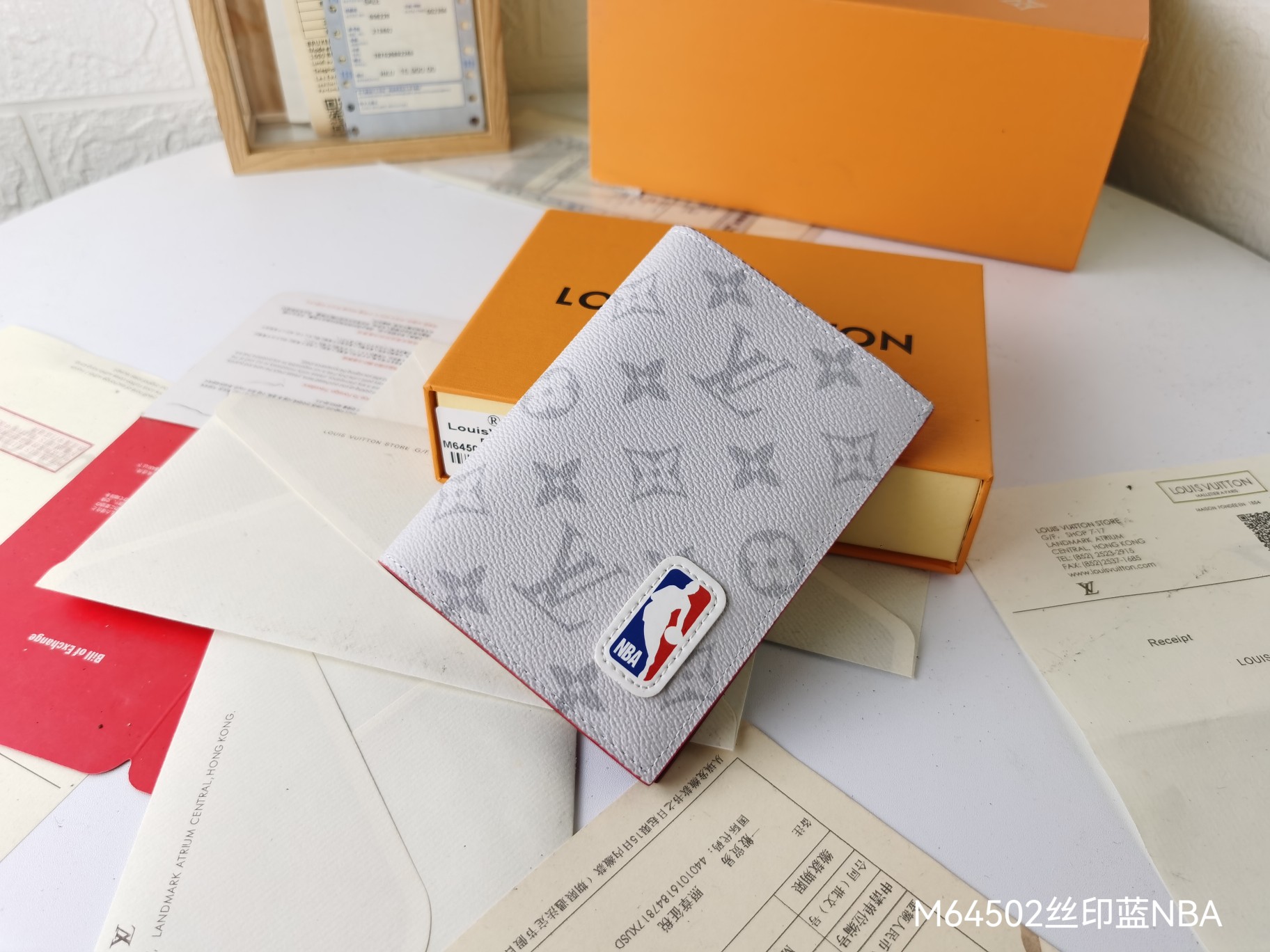 M64502 パスポートケース - 高級感あふれる粒纹小牛皮使用