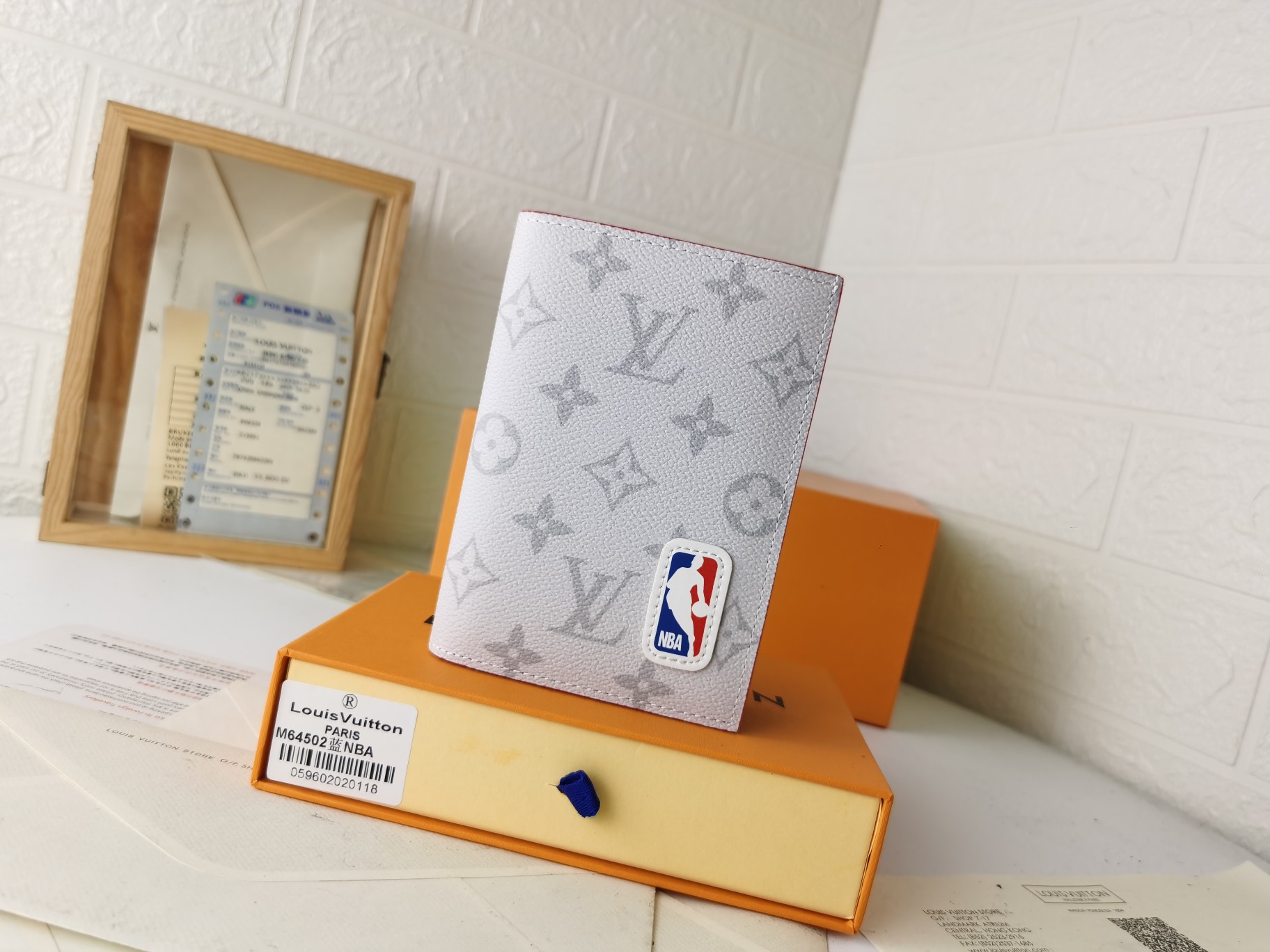 M64502 パスポートケース - 高級感あふれる粒纹小牛皮使用