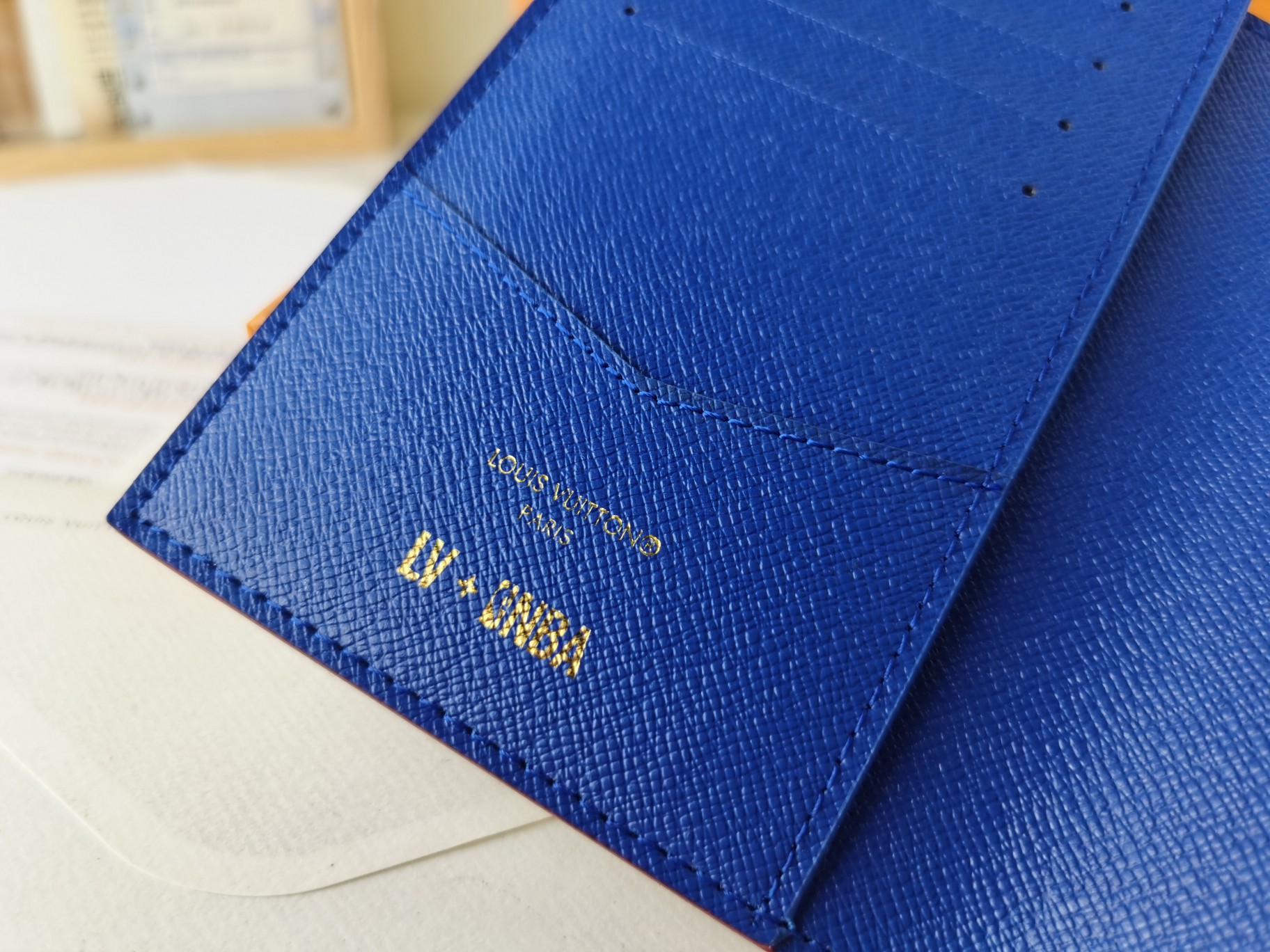 M64502 パスポートケース - 高級感あふれる粒纹小牛皮使用