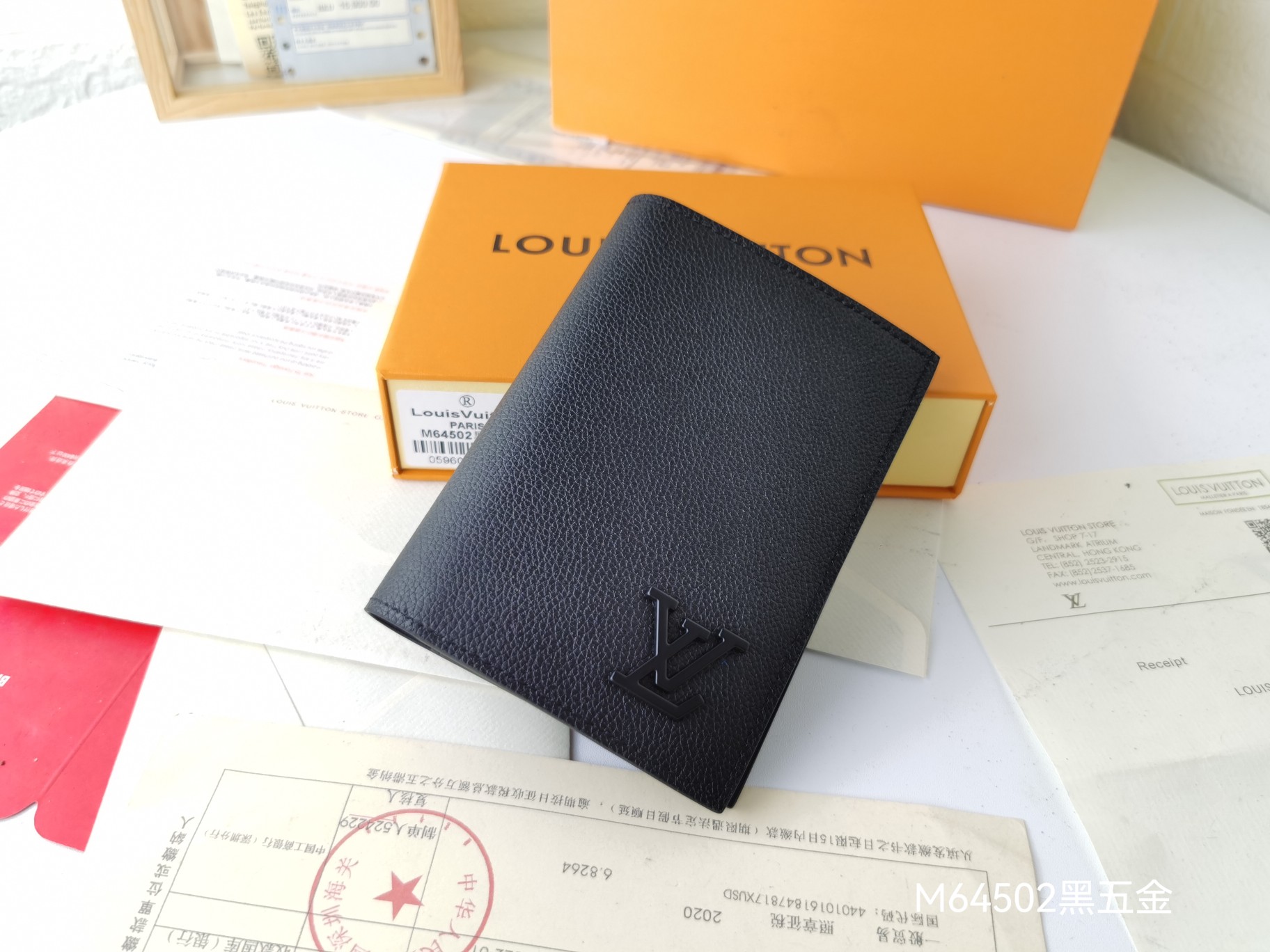 M64502 パスポートケース - 高級感あふれる粒纹小牛皮製