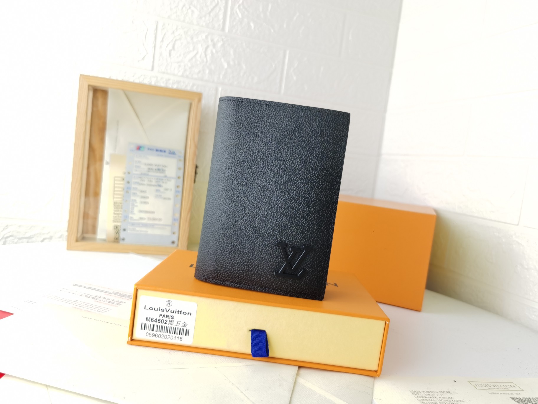 M64502 パスポートケース - 高級感あふれる粒纹小牛皮製