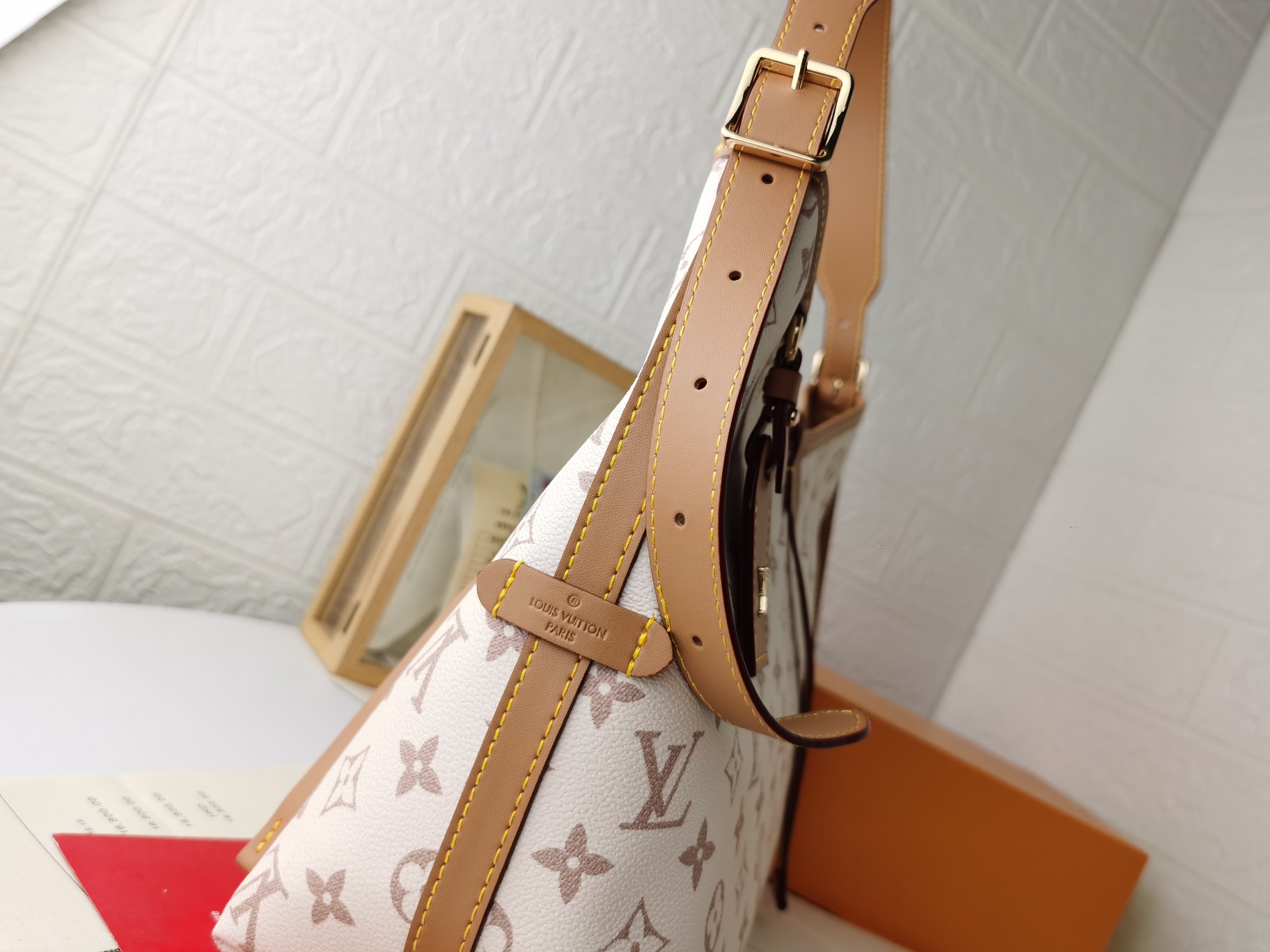 白花M46203 CarryAll 中号手袋 - 洗練されたデザインと機能性