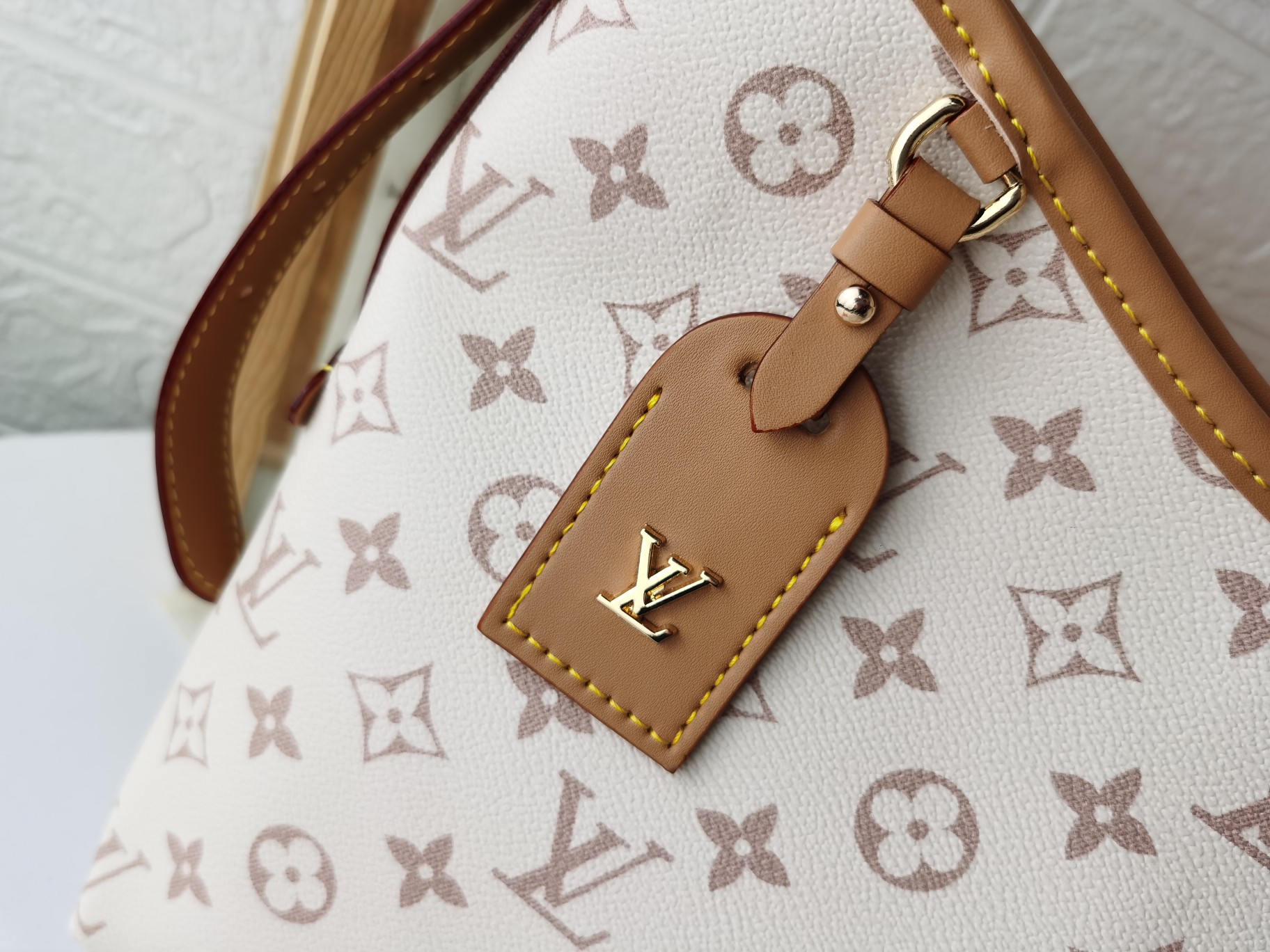 白花M46203 CarryAll 中号手袋 - 洗練されたデザインと機能性