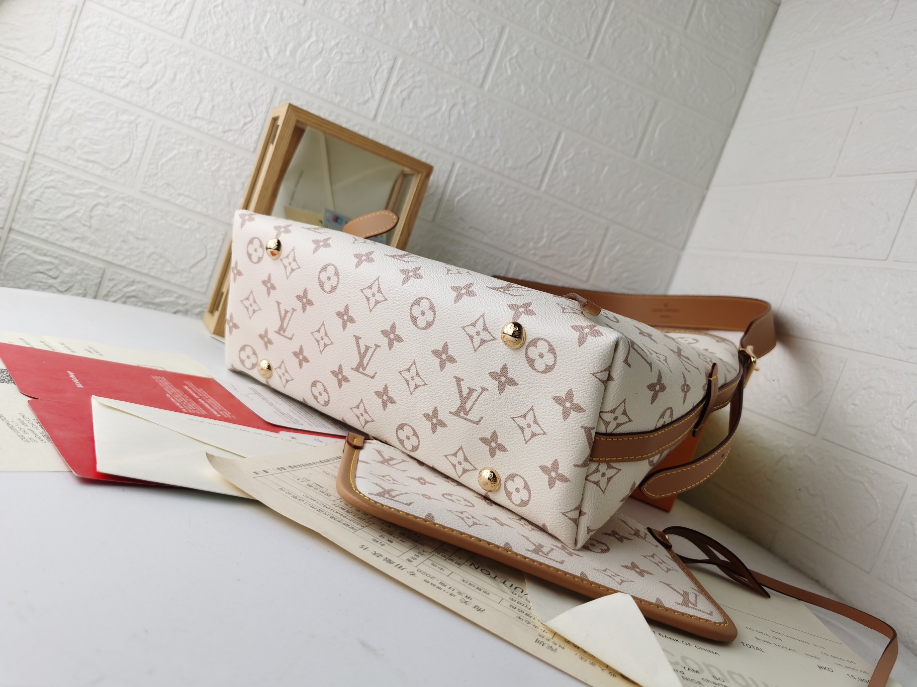 白花M46203 CarryAll 中号手袋 - 洗練されたデザインと機能性