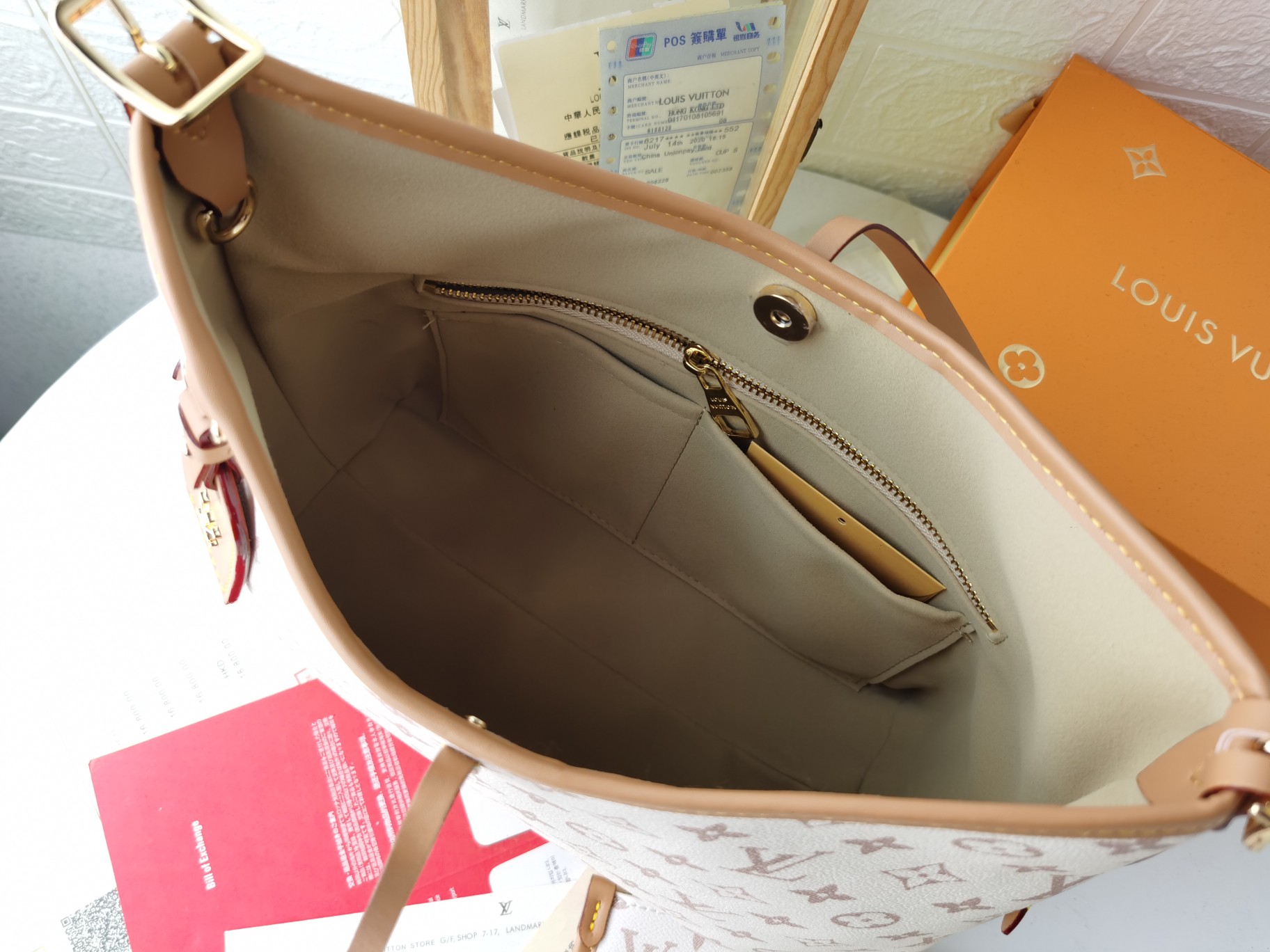 白花M46203 CarryAll 中号手袋 - 洗練されたデザインと機能性