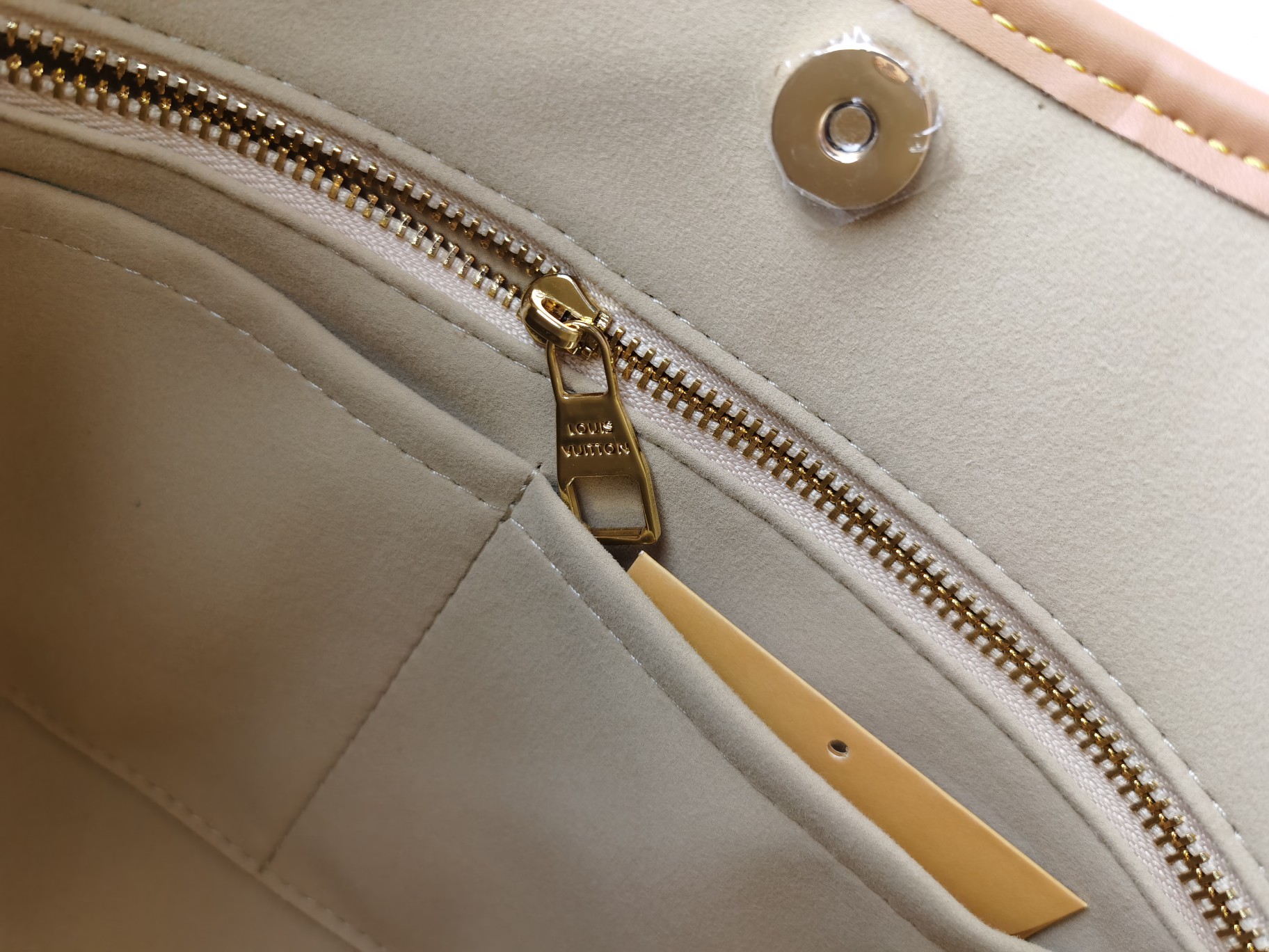 白花M46203 CarryAll 中号手袋 - 洗練されたデザインと機能性