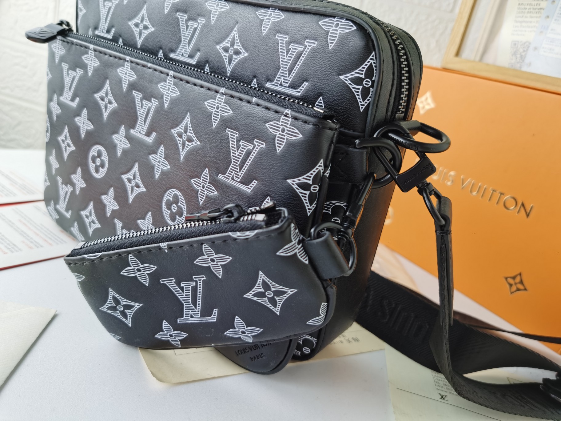 全皮圧花男士郵差包 - スタイリッシュな信使バッグ