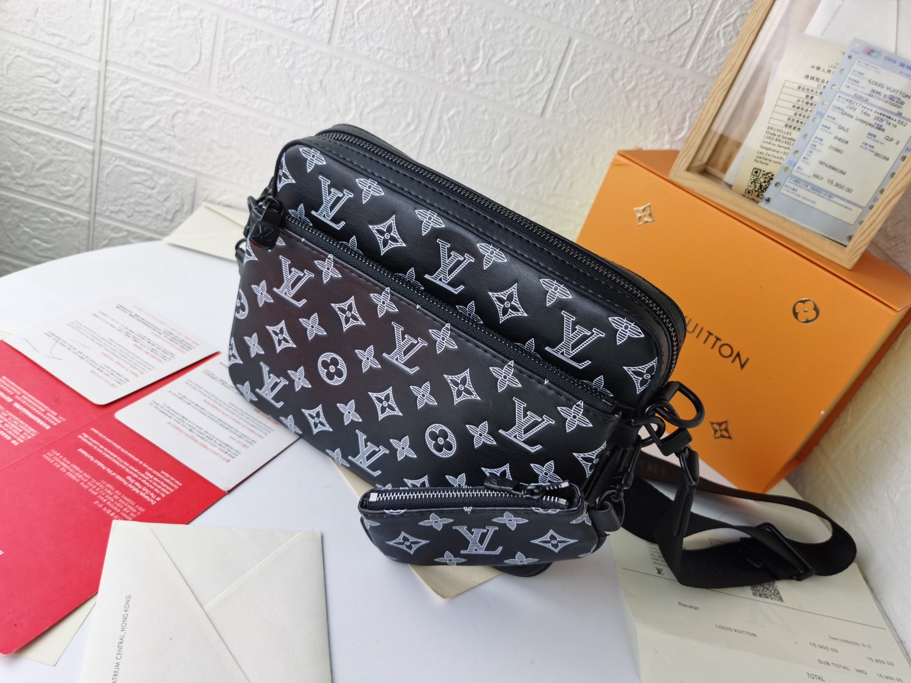 全皮圧花男士郵差包 - スタイリッシュな信使バッグ