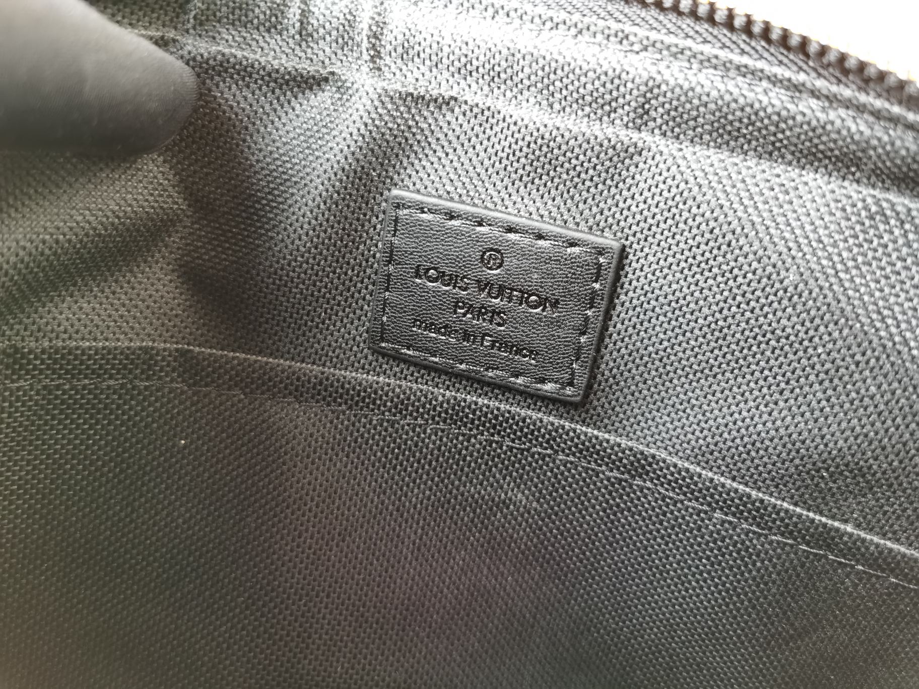 全皮圧花男士郵差包 - スタイリッシュな信使バッグ