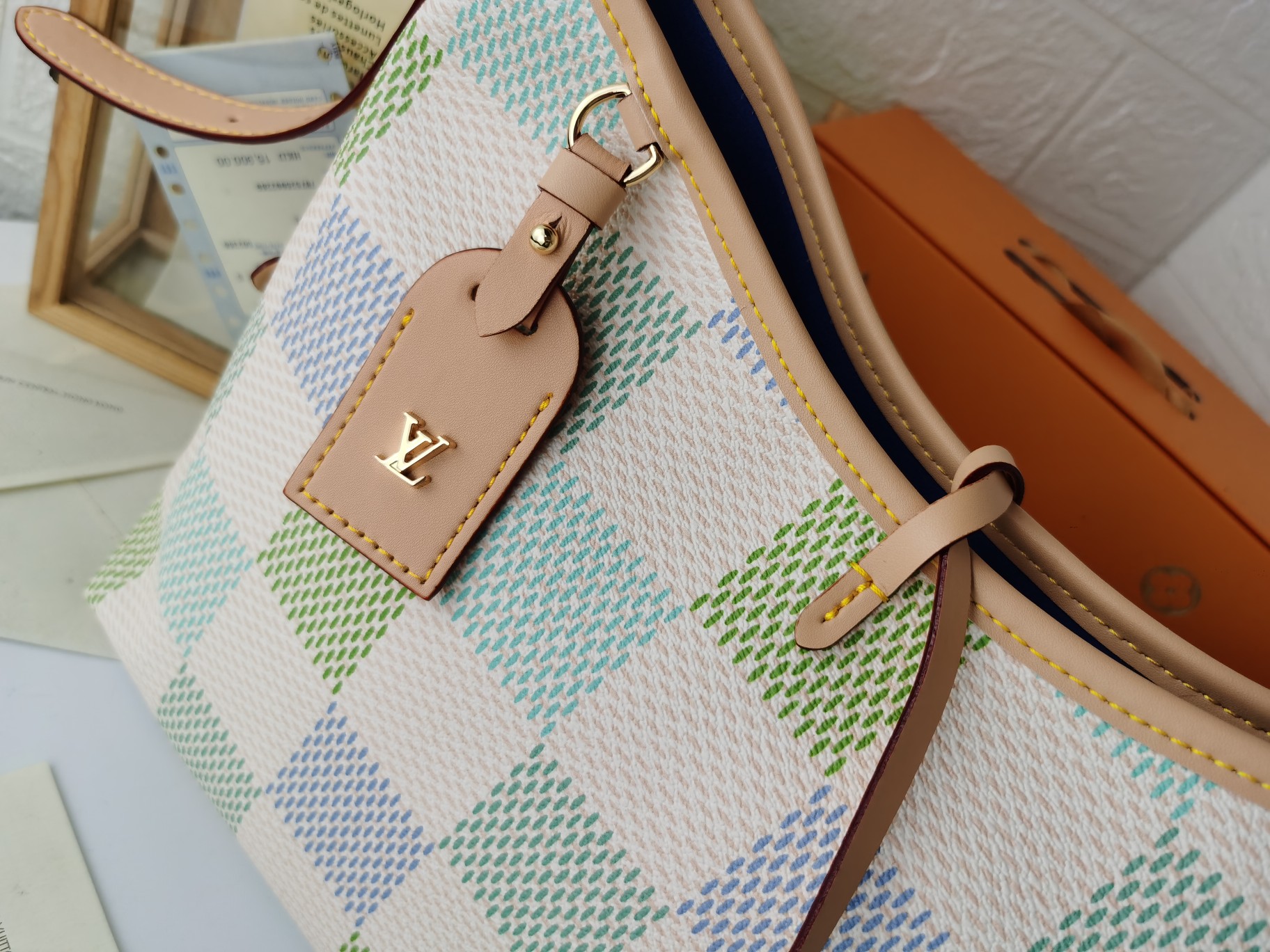 新登場！モノグラムデザインの中号キャリーオール手袋