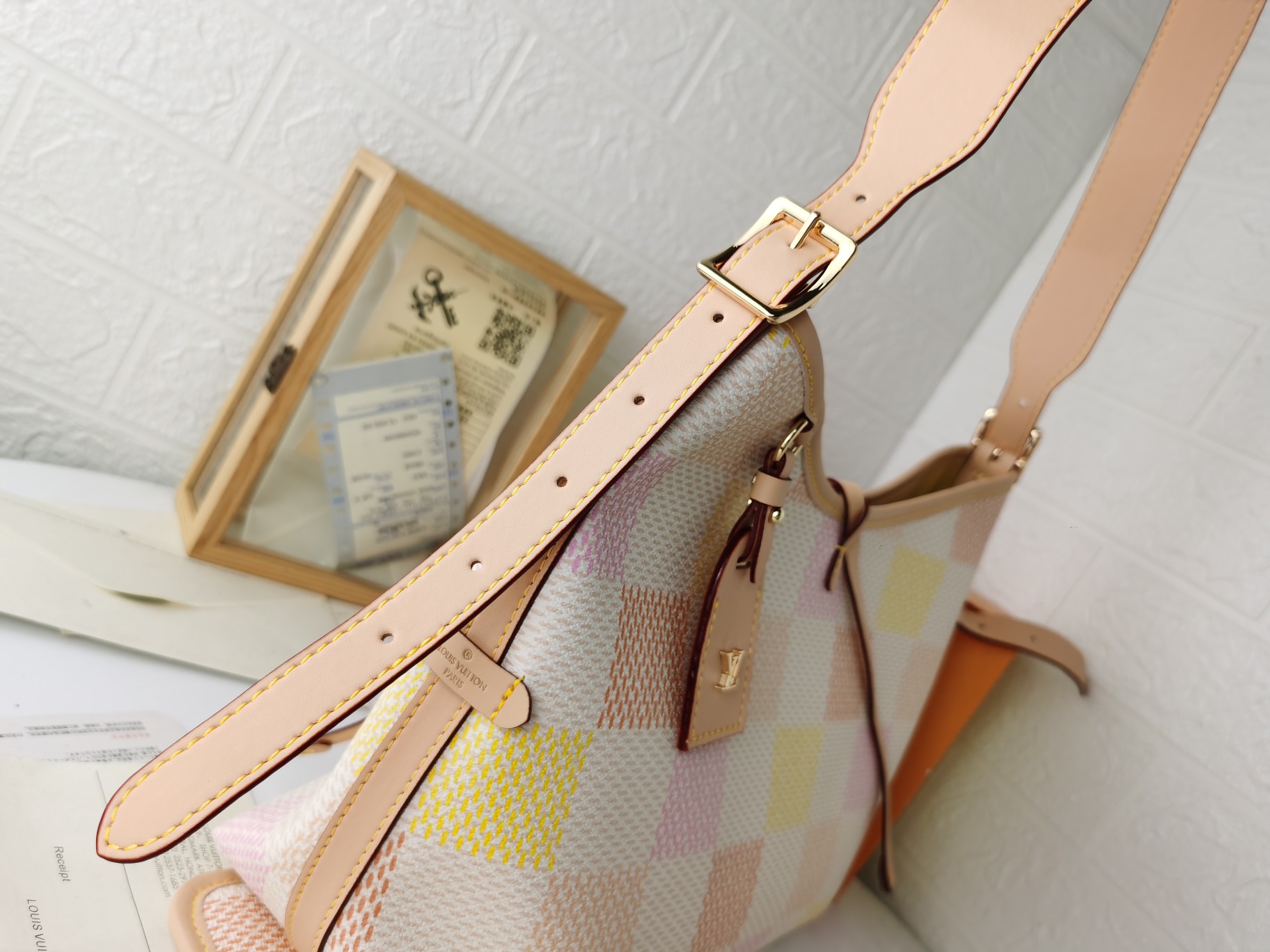 新登場！M46203粉彩格CarryAll中号手袋