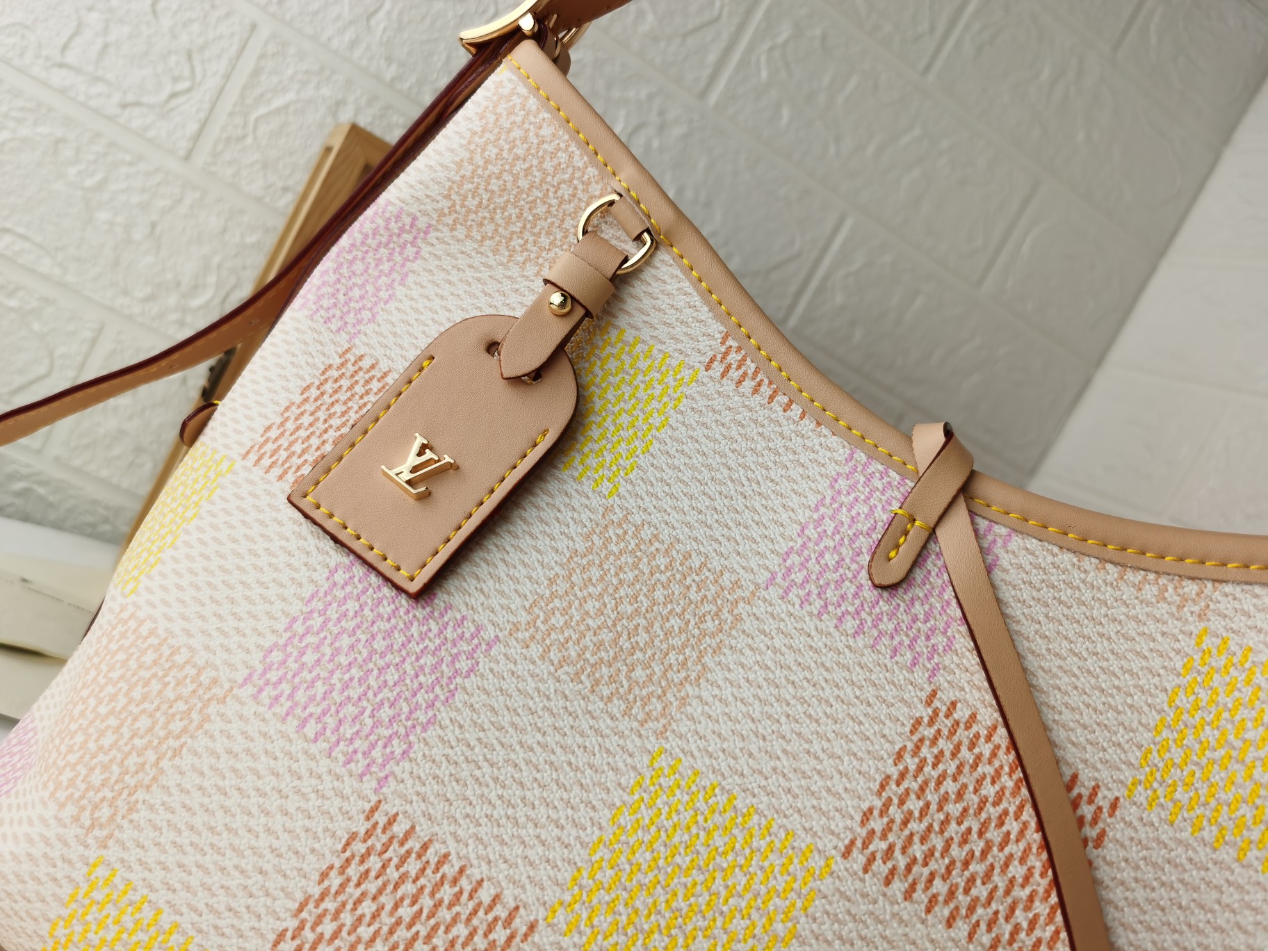 新登場！M46203粉彩格CarryAll中号手袋