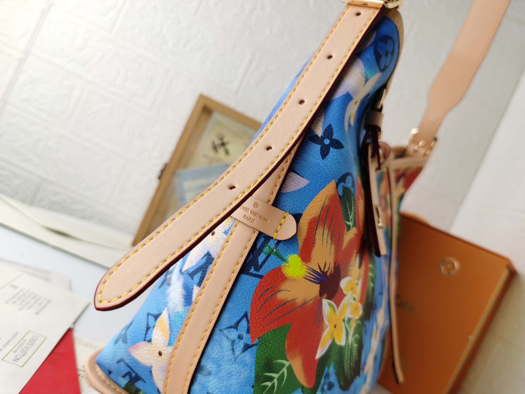 新作小号CarryAll手袋 - Monogram帆布とレザーの洗練されたデザイン