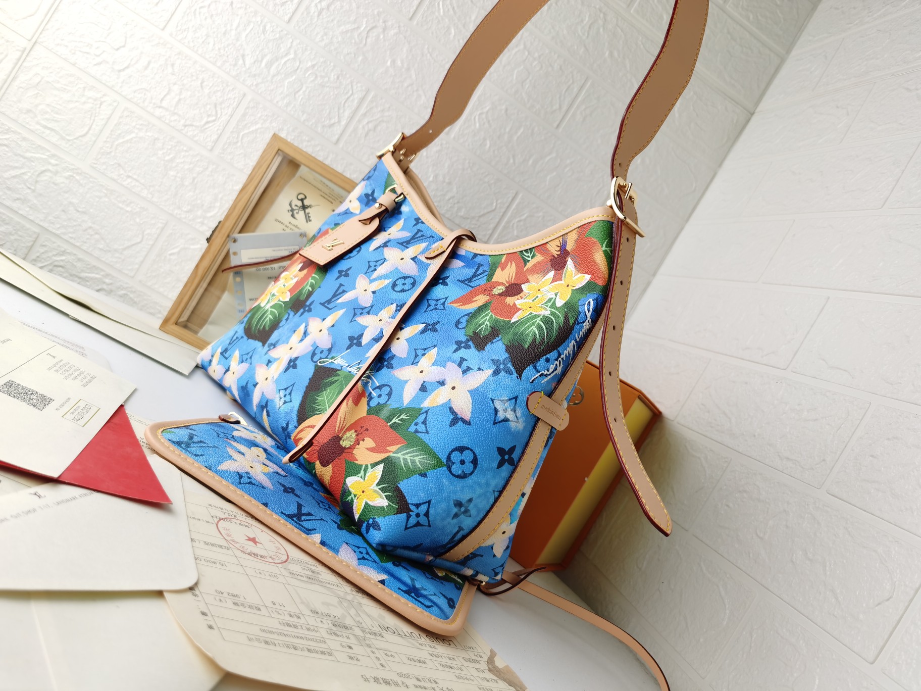 新作小号CarryAll手袋 - Monogram帆布とレザーの洗練されたデザイン