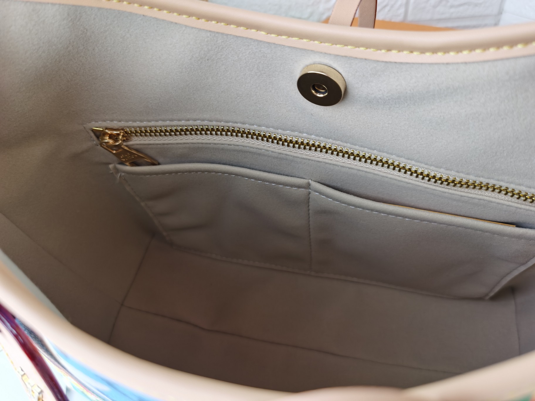 新作小号CarryAll手袋 - Monogram帆布とレザーの洗練されたデザイン