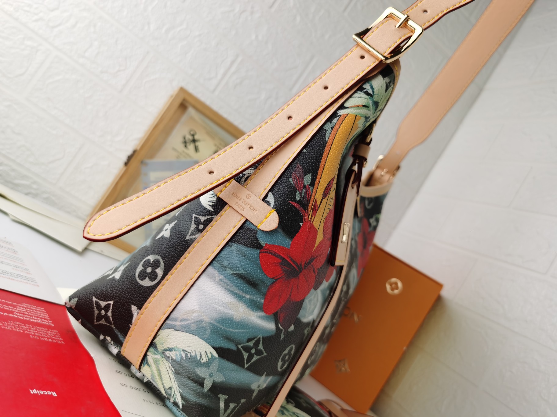 新作小号CarryAll手袋 - Monogram帆布と革のスタイリッシュなデザイン