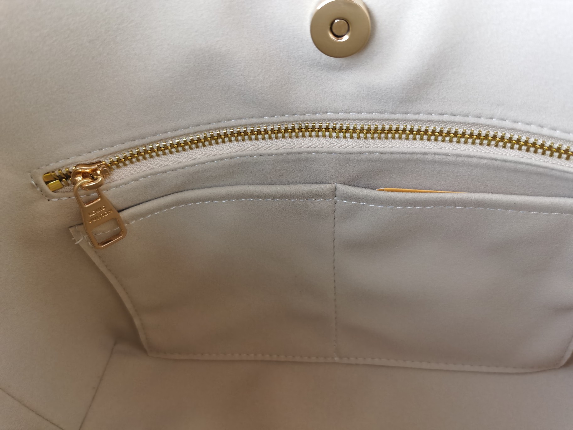 新作小号CarryAll手袋 - Monogram帆布と革のスタイリッシュなデザイン