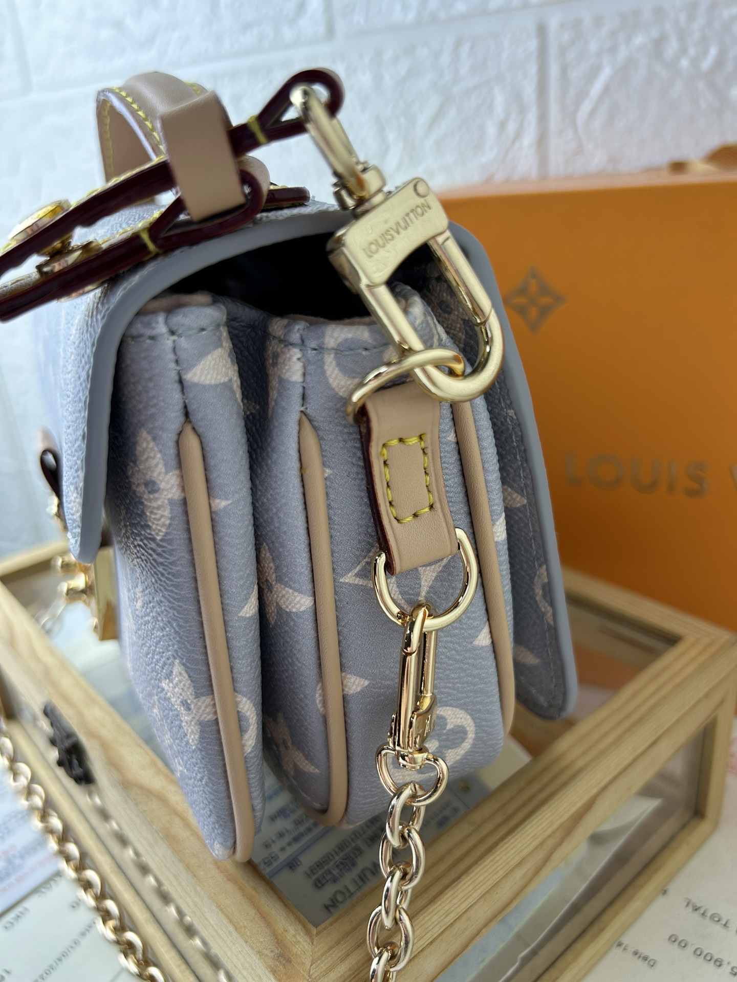 LV郵差包小号 East West Métis 手袋 - トレンドを先取り