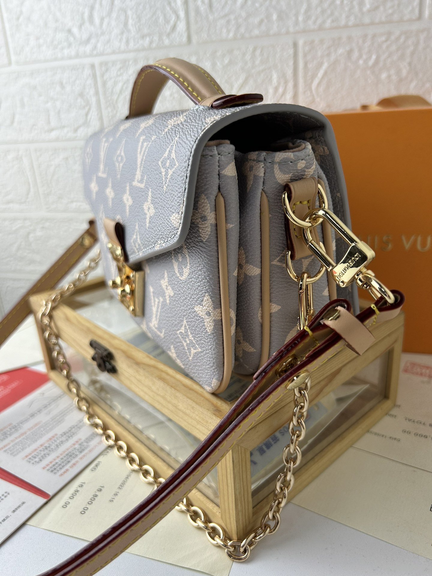 LV郵差包小号 East West Métis 手袋 - トレンドを先取り