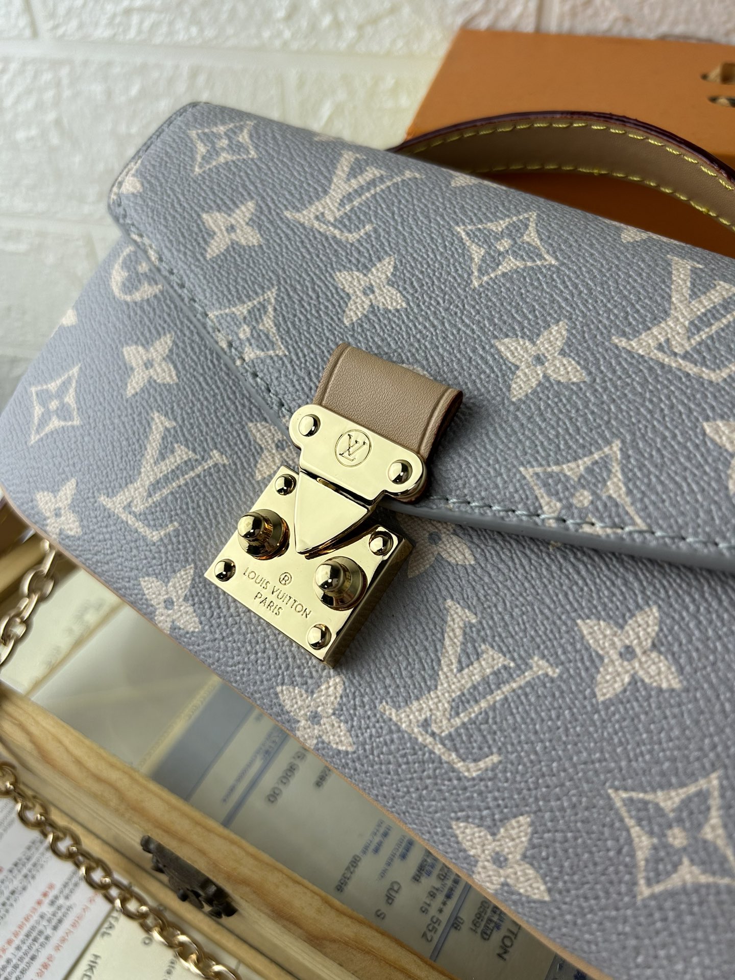 LV郵差包小号 East West Métis 手袋 - トレンドを先取り