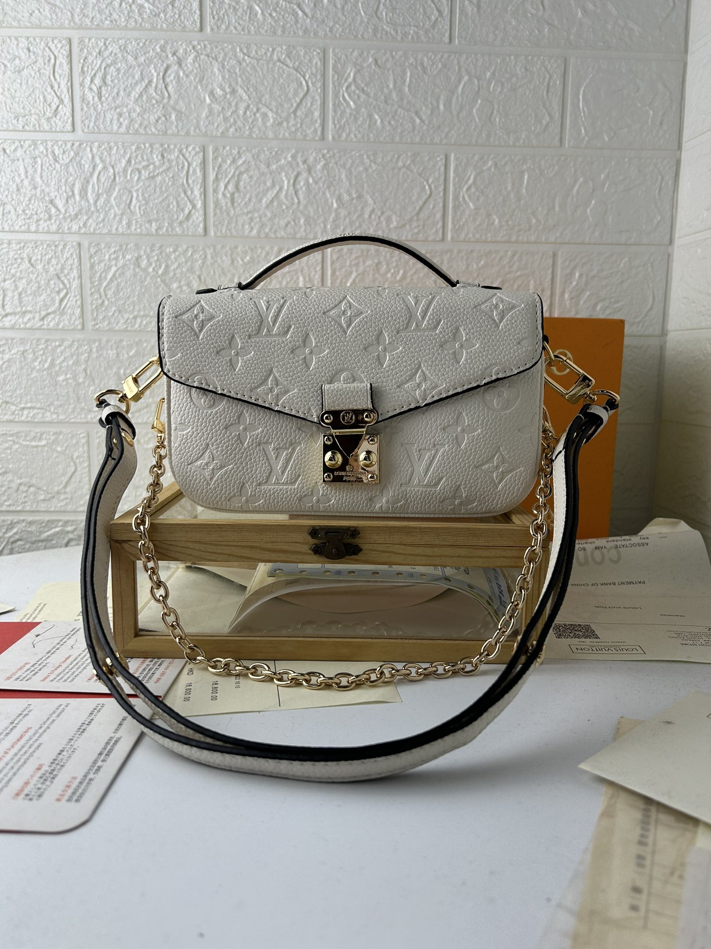 スタイリッシュなLV郵差バッグ M46279 East West Métis