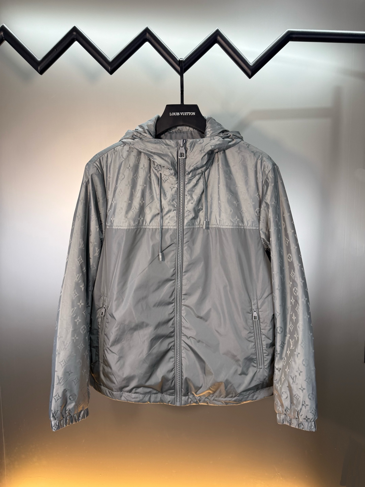 NO:936863,Top purchasing version ★LOUIS VUITTON Louis Vuitton SS25 new autumn and winter thin cotton all-over print splicing hooded jacket. Trading company channel goods, the latest jacquard jacket from the official website, made of waterproof and windproof memory fabric, thick and crisp fabric, original factory original label washed wheat, worthy of being a must-have for trendy and fashionable high-end people. Private channel leakage, business and leisure. Color: brown, black, gray, size 48-56, size 48: bust 114  Shoulder width 47, length 67, size 50: bust 118, shoulder width 49, length 69, size 52: bust 122, shoulder width 50, length 70, size 54: bust 126, shoulder width 51, length 71, size 56: bust 130, shoulder width 52, length 72,,louis vuitton,louis vuitton,jackets & coats,jackets &  coats, hats,19860909顶级代购版本★LOUIS VUITTON路易威登 ss25秋冬新款薄棉满印拼接连帽夹克外套 贸易公司渠道货,官网最新款提花夹克外套,采用防水防风记忆面料,面料厚实挺括,原厂原标水洗麦头,值得拥有潮流时尚高端人士必留款 私密渠道流出 商务休闲两不误. 颜色咖啡色 黑色 灰色 尺码48-56 48码:胸围114 肩宽47 衣长67 50码:胸围118 肩宽49 衣长69 52码:胸围122 肩宽50衣长70 54码:胸围126 肩宽51 衣长71 56码:胸围130 肩宽52 衣长72,,louis vuitton,louis vuitton,jackets & coats,jackets & coats,hats,,Men's clothing