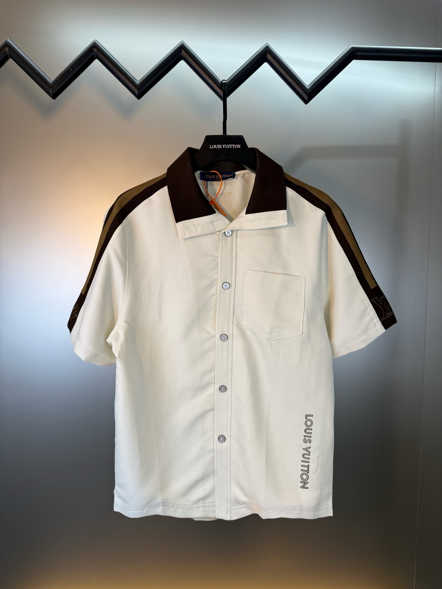 NO:828961,Tested version ★LOUIS VUITTON Louis Vuitton ss26 new logo ribbon short-sleeved shirt Custom-made Muyun luxurious soft pearl guilloché cotton Smooth and crisp Comfortable and skin-friendly Milk mist light apricot meets dark brown velvet Rhythm Low saturation retro tones restrained self-styled luxurious and elegant style LV logo embossed on the shoulder sleeve webbing LOUIS VUITTON's precious letters are secretly embroidered on the body Leather plate on the back collar imprints your precious identity  Hidden luxury logos are progressively layered. Square details tell the story of a century of French heritage. It is quietly high-end style. Color apricot Size S-XL Bra length Shoulder width S: 56 6847 M: 58 7048 L: 60 7249 XL: 627451, Louis Vuitton-clothing, louis vuitton, louis vuitton, louis  vuitton,shirts,T-shirt,19860909过验版本★LOUIS VUITTON 路易威登ss26新款标识饰带短袖衬衫 定制暮云奢柔珠玑棉 垂顺挺括 舒适亲肤 奶雾浅杏邂逅深棕绒韵 低饱和复古色调 内敛自成奢雅格调 肩袖织带压印LV标识 衣身暗绣LOUIS VUITTON臻贵字母 后领皮牌烙印臻贵身份 隐奢标识层层递进 方寸细节诉说百年法式底蕴 不动声色自成高阶格调 颜色杏色 尺码S-XL  胸围衣长 肩宽  S:56 6847  M:58 7048 L:60 7249  XL:627451,路易威登-服装,louis vuitton,louis vuitton,louis vuitton,shirts,T-shirt,,Women's clothing