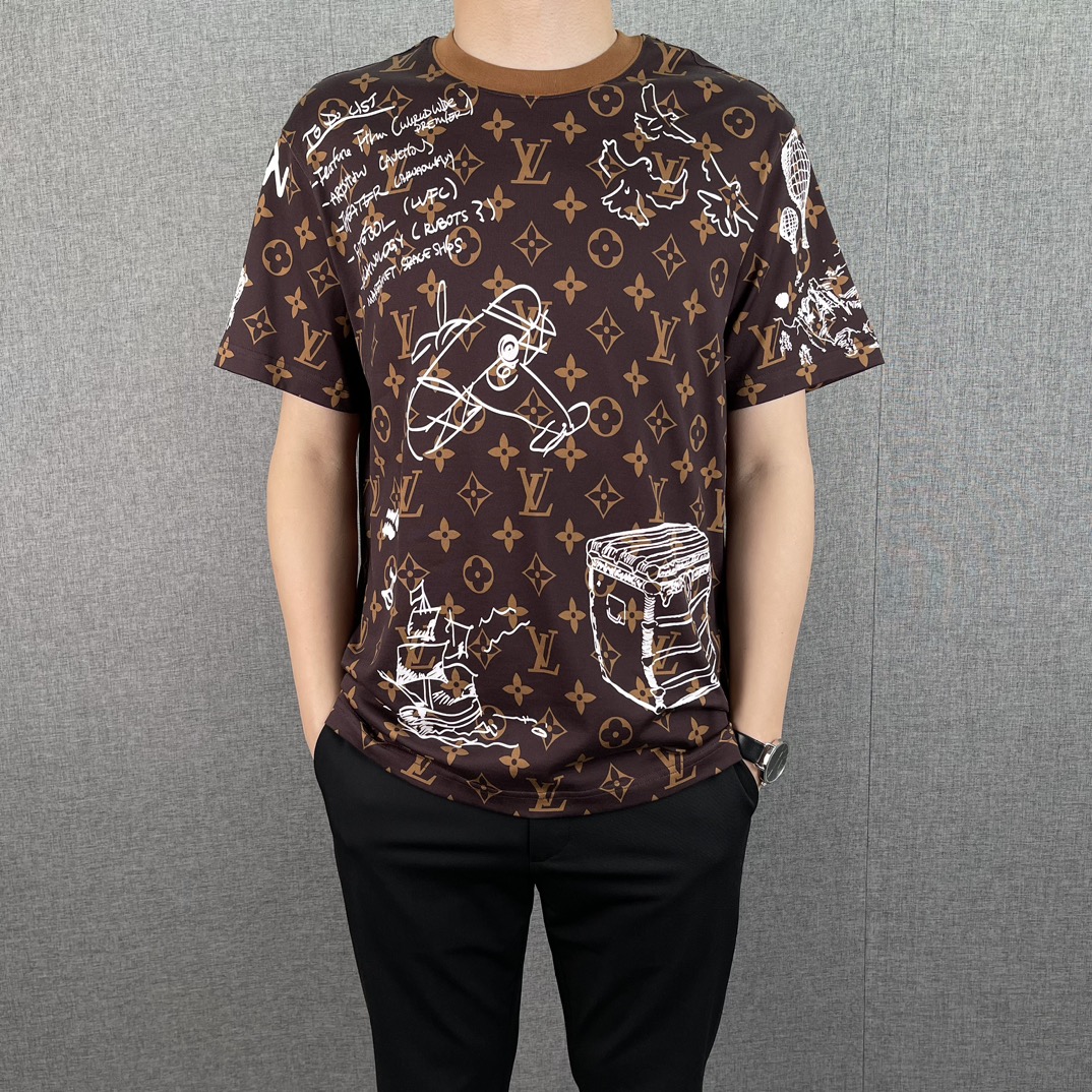 Hoe kan ik replica vinden
 Louis Vuitton Kleding T-Shirt Grijs Afdrukken Mannen Katoen Lente/Zomercollectie Korte mouw