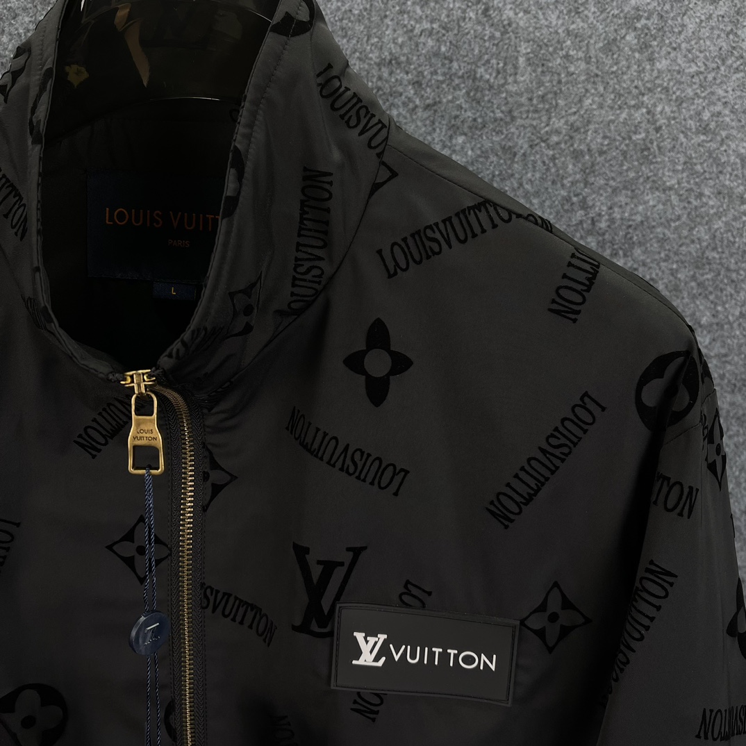  LV 2025年春季新款男士立领原单夹克外套。顶级成衣高标准制作，意大利定制成衣面料，手感细腻柔软，上