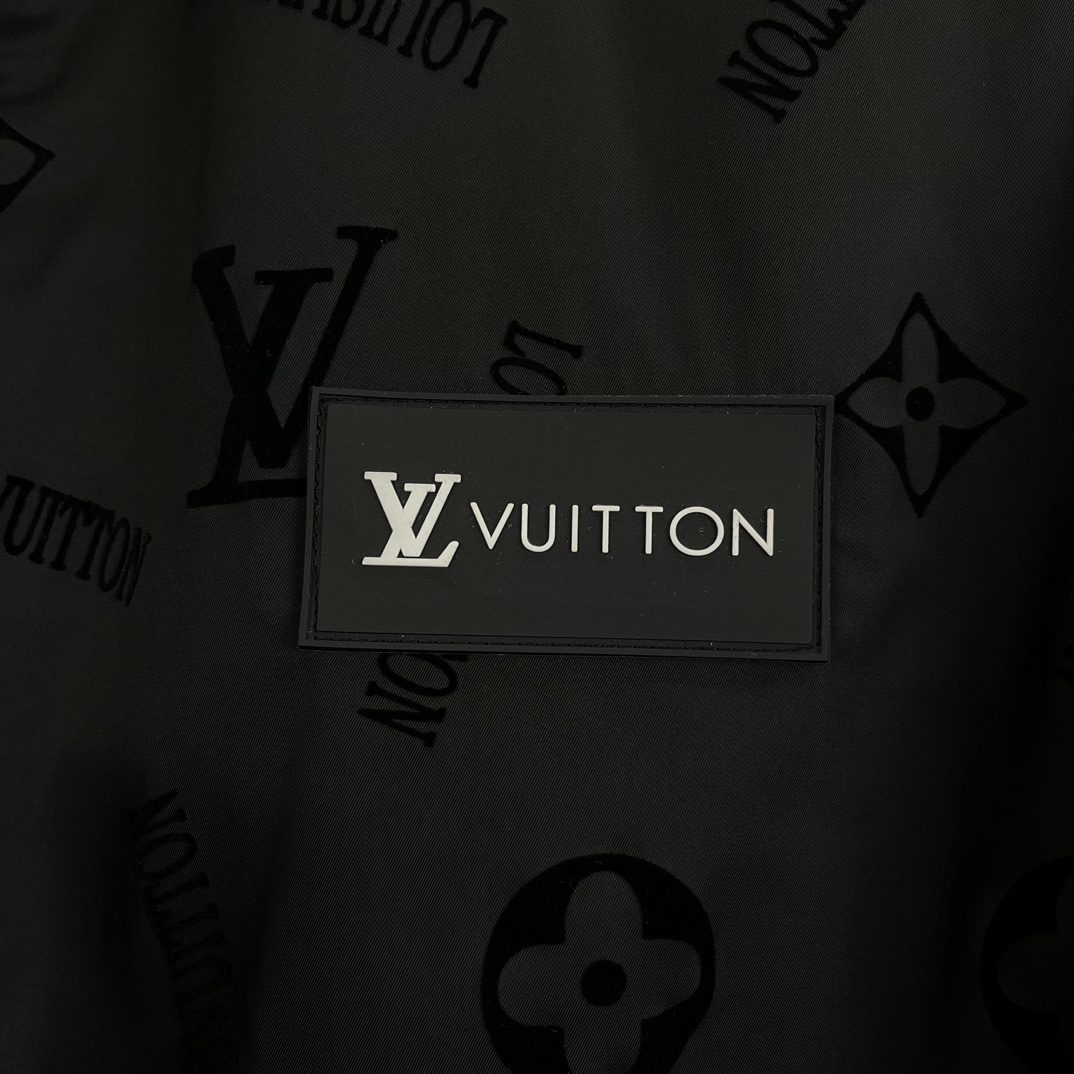 LV 2025年春季新款男士立领原单夹克外套。顶级成衣高标准制作，意大利定制成衣面料，手感细腻柔软，上