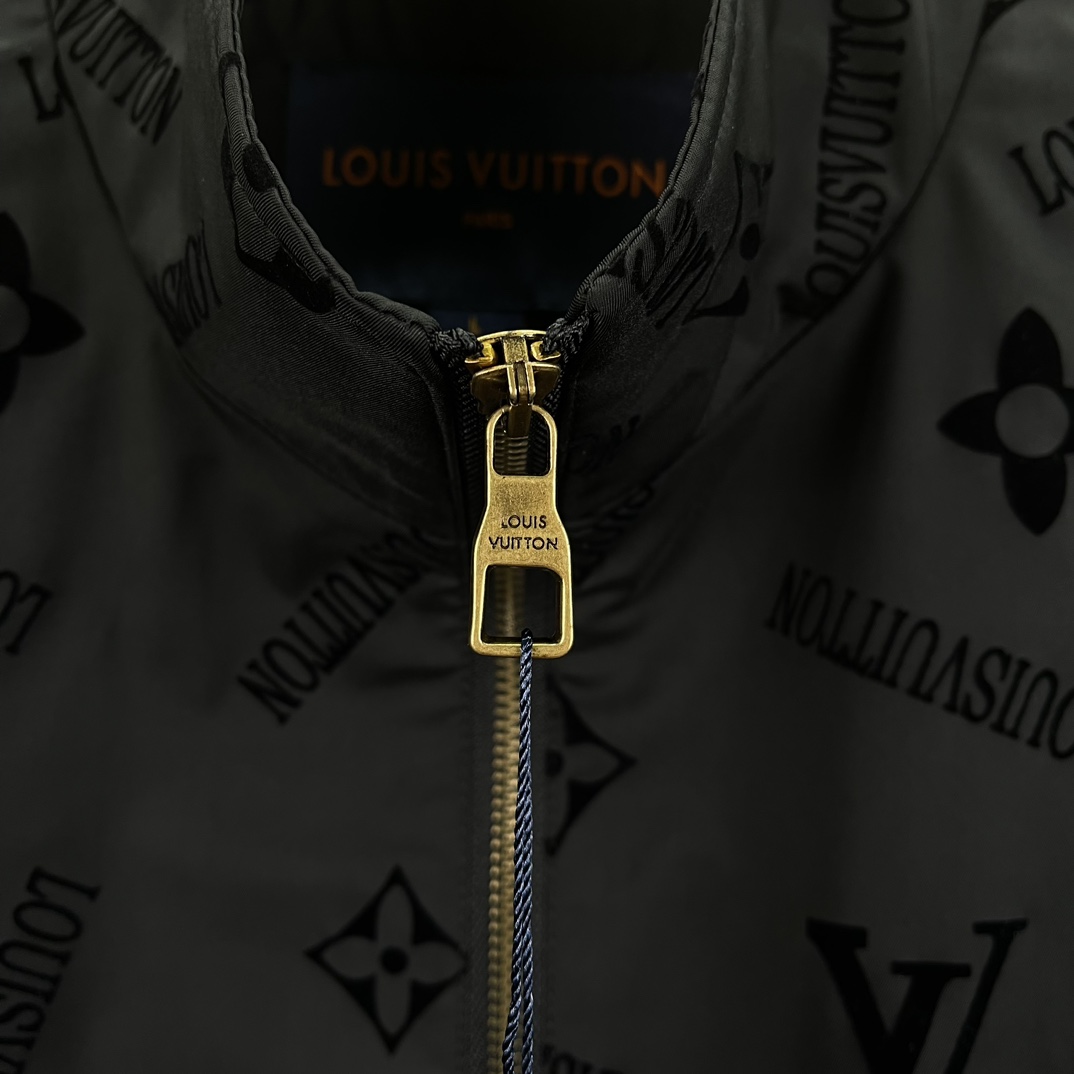  LV 2025年春季新款男士立领原单夹克外套。顶级成衣高标准制作，意大利定制成衣面料，手感细腻柔软，上