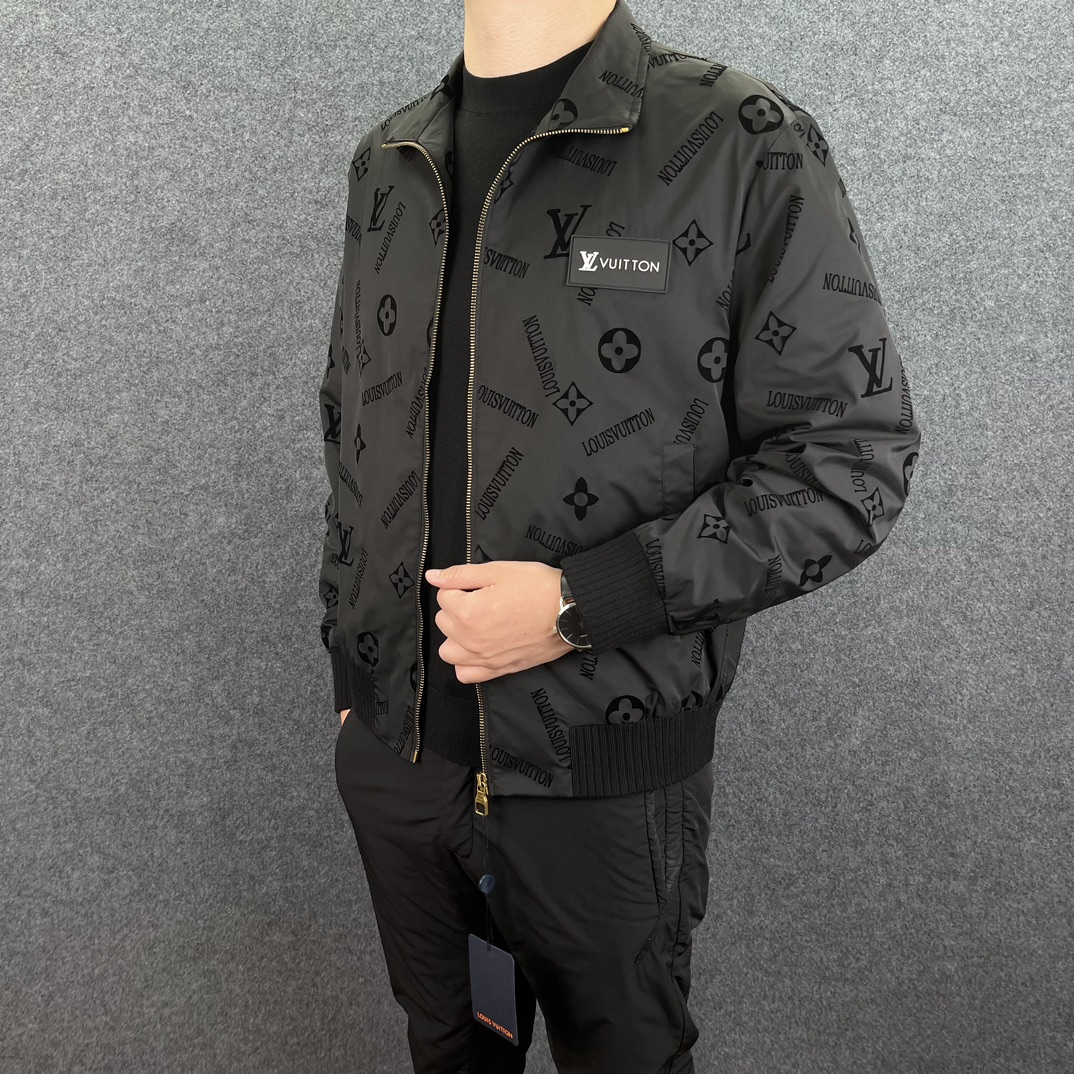  LV 2025年春季新款男士立领原单夹克外套。顶级成衣高标准制作，意大利定制成衣面料，手感细腻柔软，上