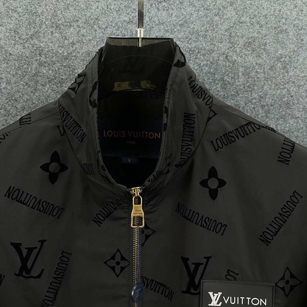  LV 2025年春季新款男士立领原单夹克外套。顶级成衣高标准制作，意大利定制成衣面料，手感细腻柔软，上