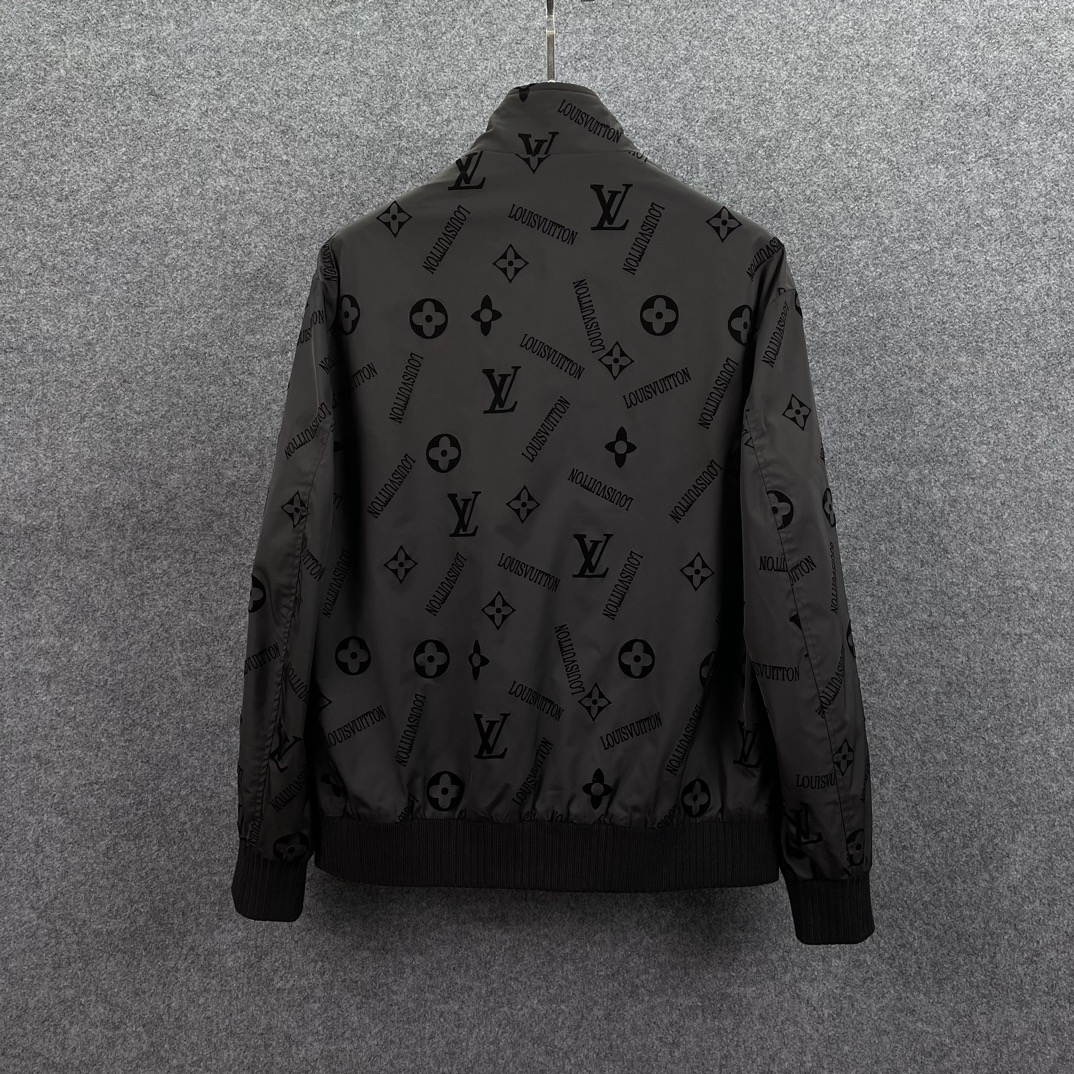  LV 2025年春季新款男士立领原单夹克外套。顶级成衣高标准制作，意大利定制成衣面料，手感细腻柔软，上