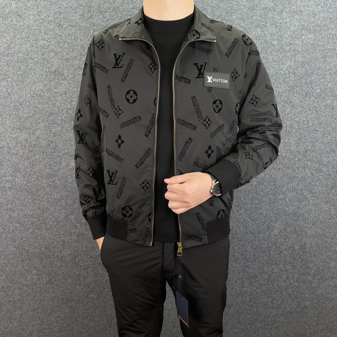  LV 2025年春季新款男士立领原单夹克外套。顶级成衣高标准制作，意大利定制成衣面料，手感细腻柔软，上