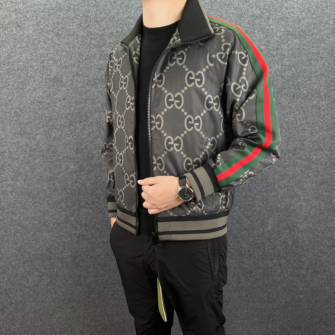  GUC*I古* 2025年春季新款男士休闲立领原单夹克外套，贸易公司订货。采用意大利客供定制成衣面料，