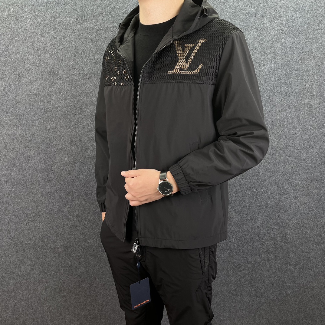  LV 2025年春季新款男士立领原单夹克外套。顶级成衣高标准制作，意大利定制成衣面料，手感细腻柔软，上