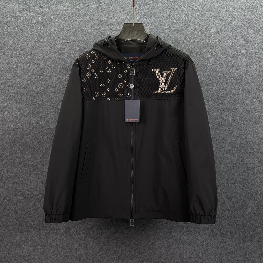  LV 2025年春季新款男士立领原单夹克外套。顶级成衣高标准制作，意大利定制成衣面料，手感细腻柔软，上