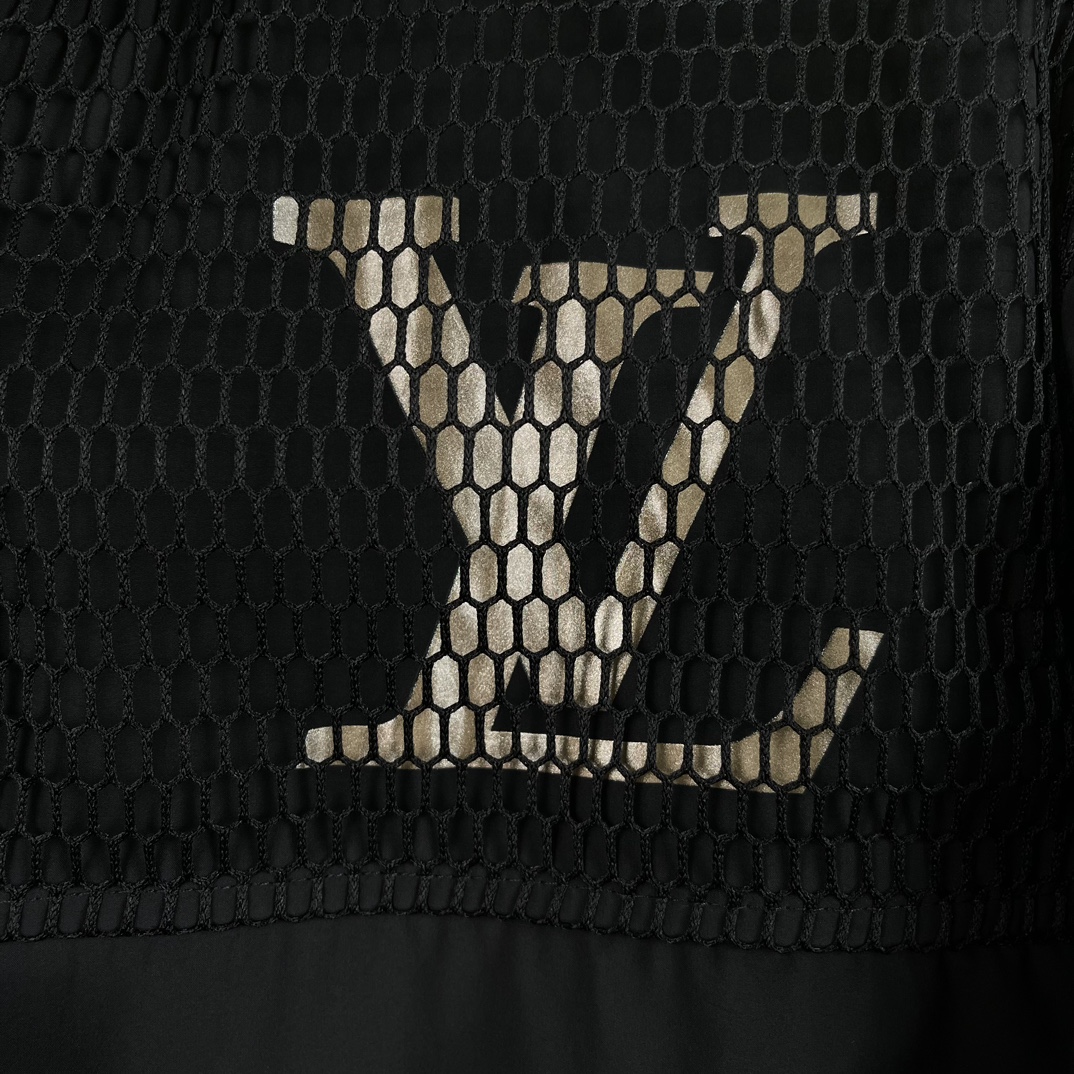  LV 2025年春季新款男士立领原单夹克外套。顶级成衣高标准制作，意大利定制成衣面料，手感细腻柔软，上