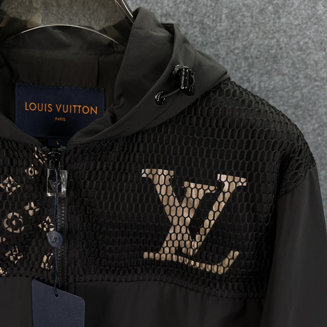  LV 2025年春季新款男士立领原单夹克外套。顶级成衣高标准制作，意大利定制成衣面料，手感细腻柔软，上