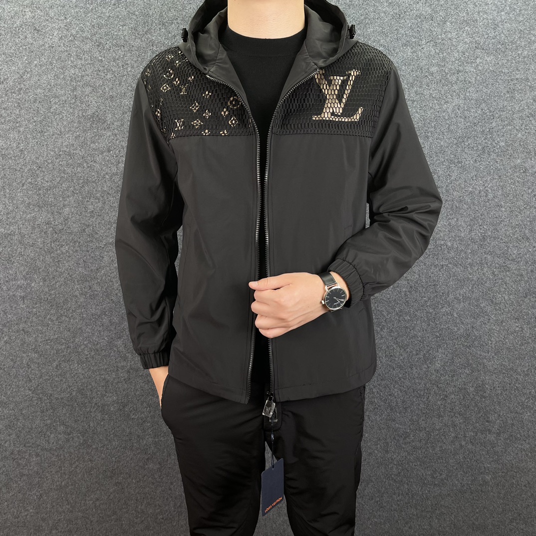  LV 2025年春季新款男士立领原单夹克外套。顶级成衣高标准制作，意大利定制成衣面料，手感细腻柔软，上
