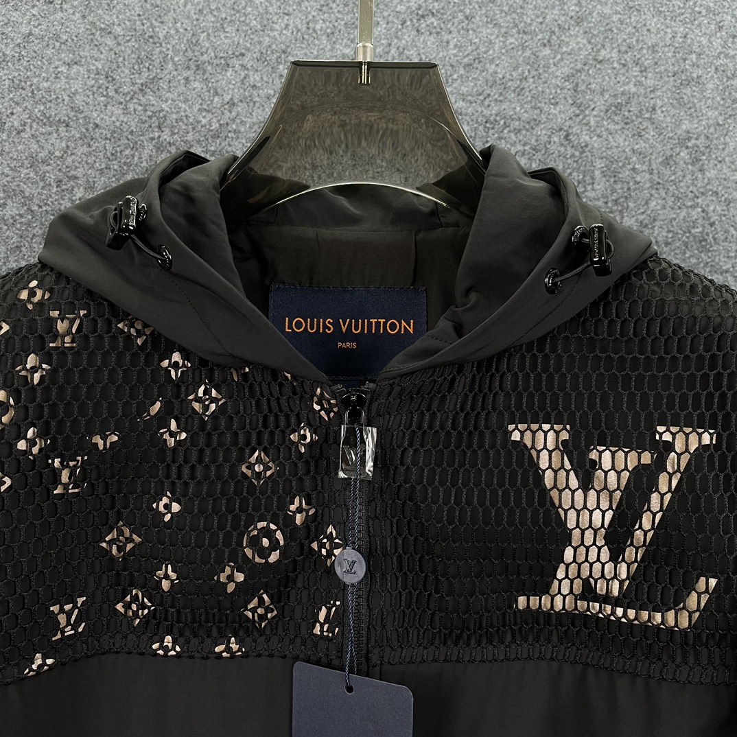  LV 2025年春季新款男士立领原单夹克外套。顶级成衣高标准制作，意大利定制成衣面料，手感细腻柔软，上