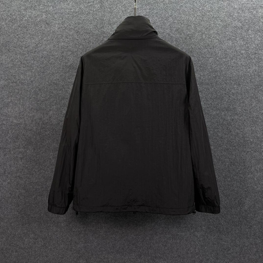  普拉达 2025年春季新款男士立领原单夹克外套。顶级成衣高标准制作，意大利定制成衣面料，手感细腻柔软，
