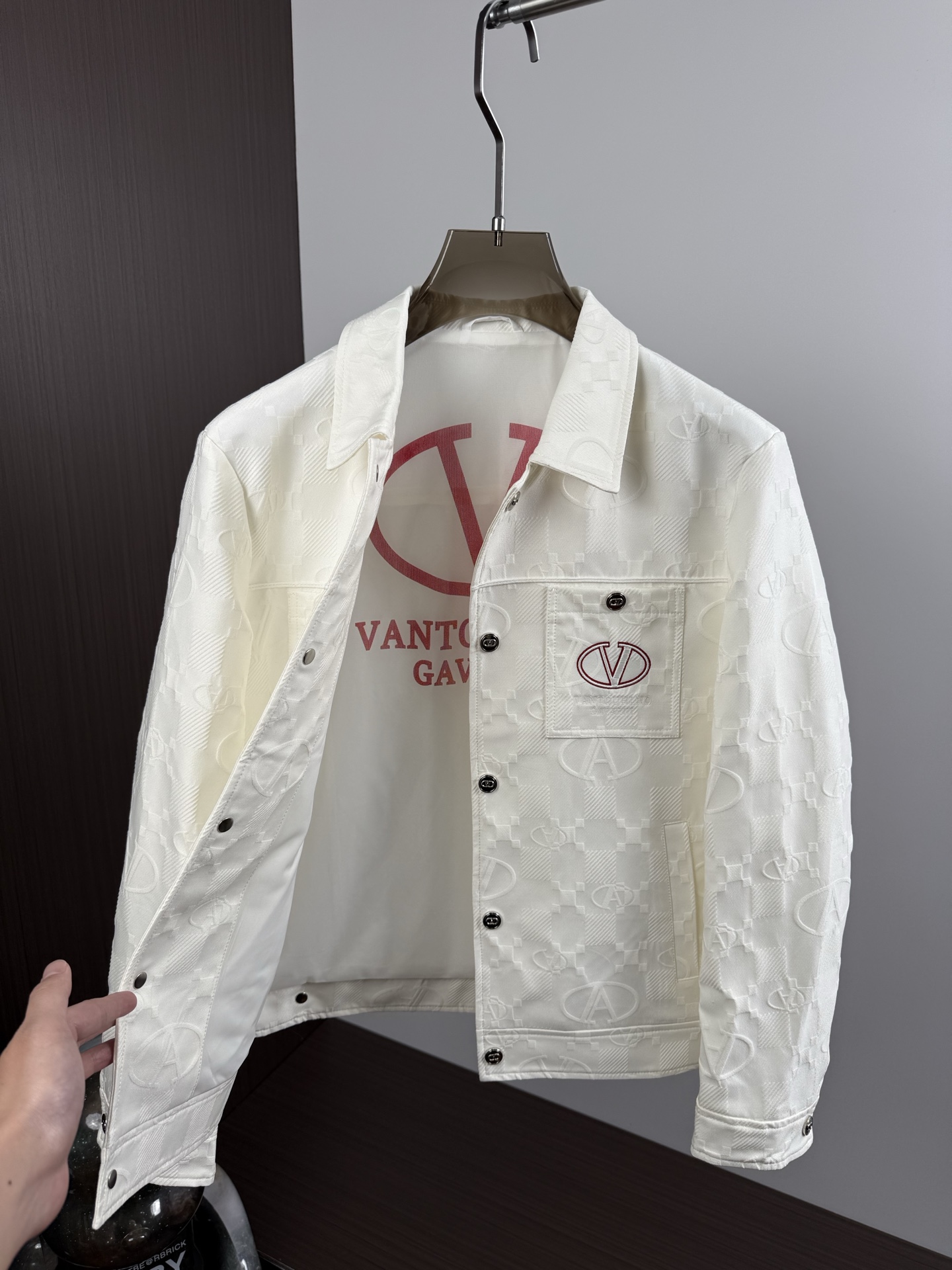VALENTI*O华伦*奴2025年春夏新款男士重工艺全身提花时尚潮范翻领夹克外套，探索时尚的前沿，呈现一款独具匠心的外套，将传统工艺与现代潮流完美融合。这款外套采用精选定制面料，质感与耐用性并重，同时融入精致的全身提花设计，每一处细节都彰显着非凡的工艺水平和对美的深刻理解。结合翻领设计，不仅带来时尚的视觉效果，更赋予穿着者无与伦比的舒适体验。这种设计既适合日常休闲穿搭，也适合打造个性化的商务造型，轻松驾驭各种场合。是对传统与现代的致敬，是对工艺与时尚的重新定义。穿上它，您将不仅仅是潮流的追随者，更是潮流的创造者。让这款重工艺全身刺绣外套成为您衣橱中的杰作，让每一次亮相都成为众人瞩目的焦点。尺码：M-3XL，最大可穿到190斤。52312  P405