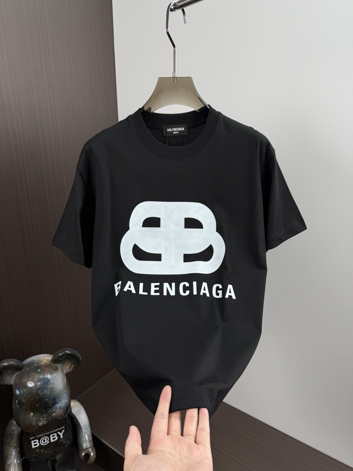 BALENCIA*A巴黎*家2025年春夏新款男士原单圆领短袖T恤，都市休闲系列，同款，都市休闲风格，极具设计感的一款单品，顶级外商客供定制棉面料，上手极微舒适透气，亲肤性积极，颠覆传统面料所带来的舒适体验，工艺辅料考究。胸前品牌LOGO图案以独特工艺制作而成，风格性极强。原版剪裁，一丝不苟细节处理更佳彰显其品质。颜色：黑色 白色 尺码：M-3XL，最大可穿到190斤。904  P200